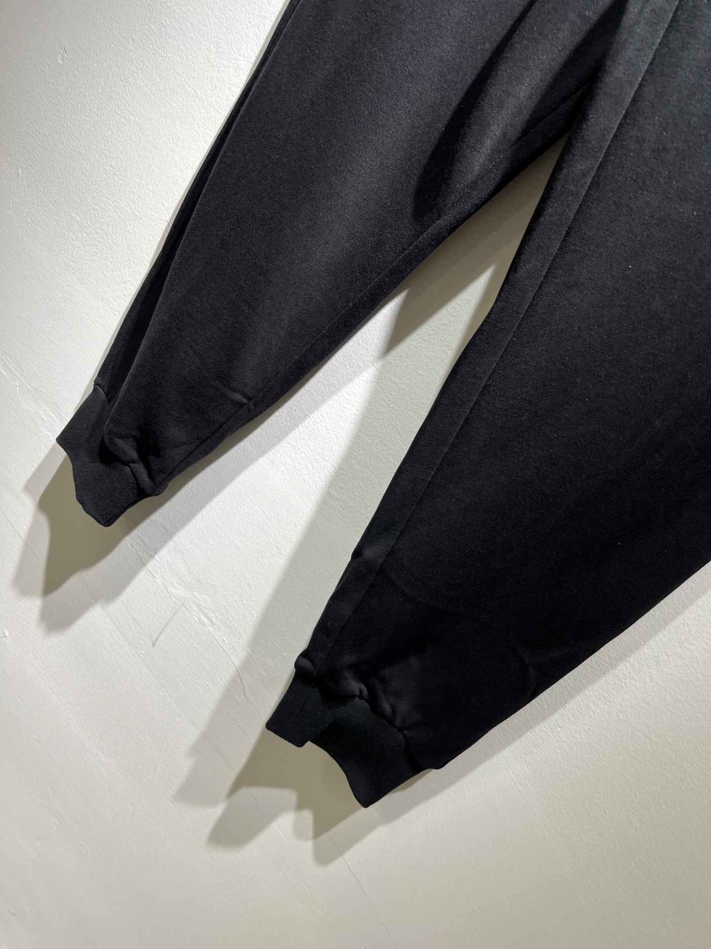 Moncl*r蒙*口2025秋冬最新的贸易订单休闲裤！全品相！！裤腿logo图案徽章设计！定制专属纯棉面