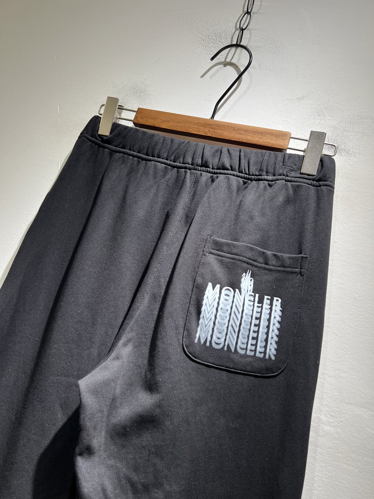 Moncl*r蒙*口2025秋冬最新的贸易订单休闲裤！全品相！！裤腿logo图案徽章设计！定制专属纯棉面
