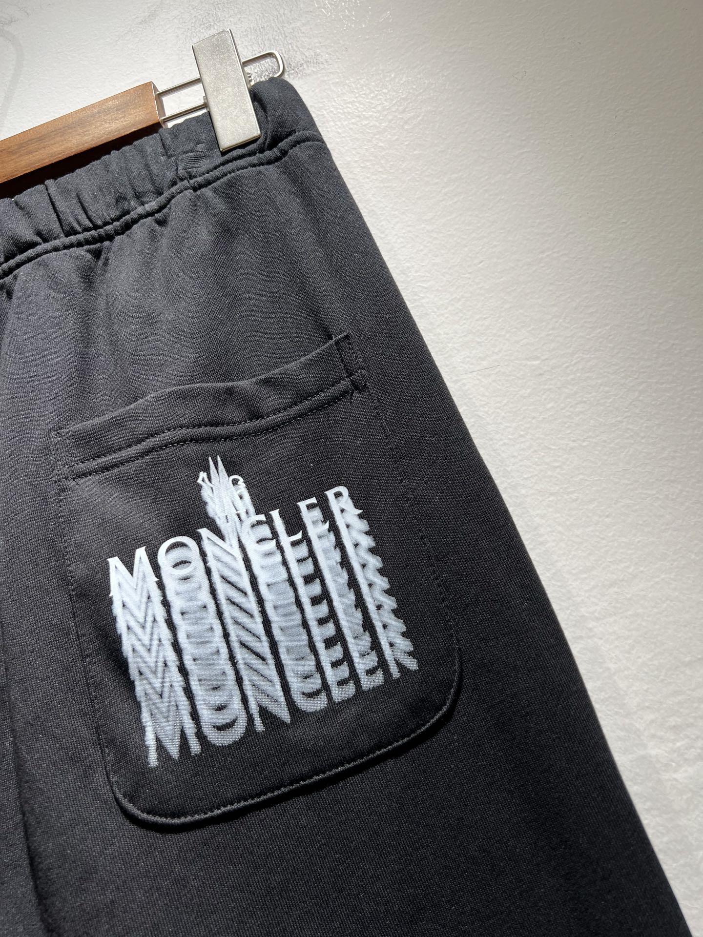 Moncl*r蒙*口2025秋冬最新的贸易订单休闲裤！全品相！！裤腿logo图案徽章设计！定制专属纯棉面