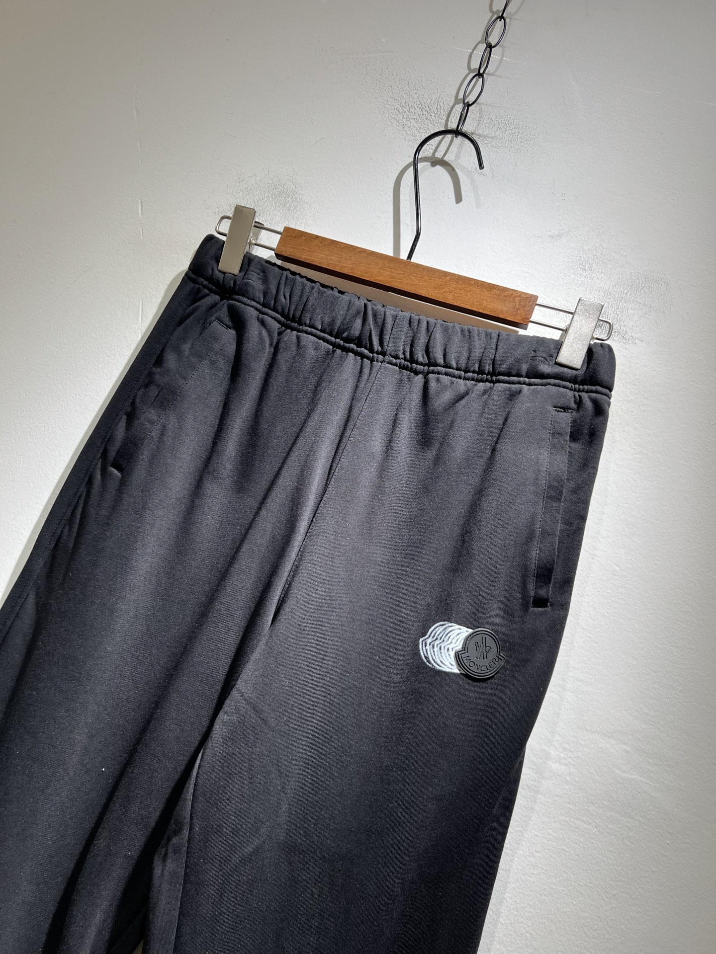 Moncl*r蒙*口2025秋冬最新的贸易订单休闲裤！全品相！！裤腿logo图案徽章设计！定制专属纯棉面