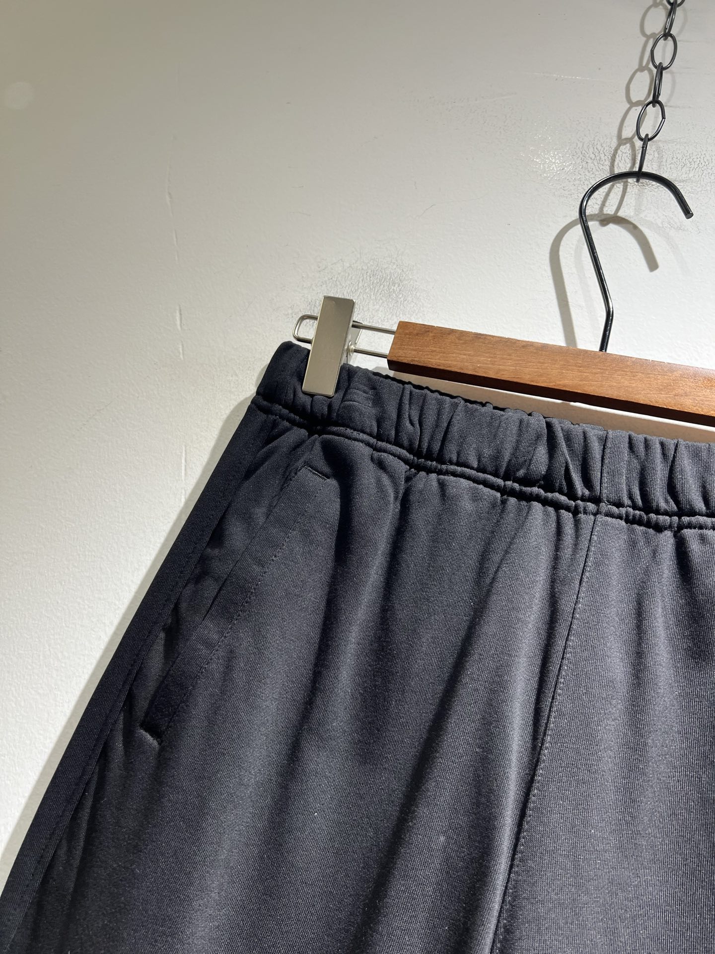 Moncl*r蒙*口2025秋冬最新的贸易订单休闲裤！全品相！！裤腿logo图案徽章设计！定制专属纯棉面