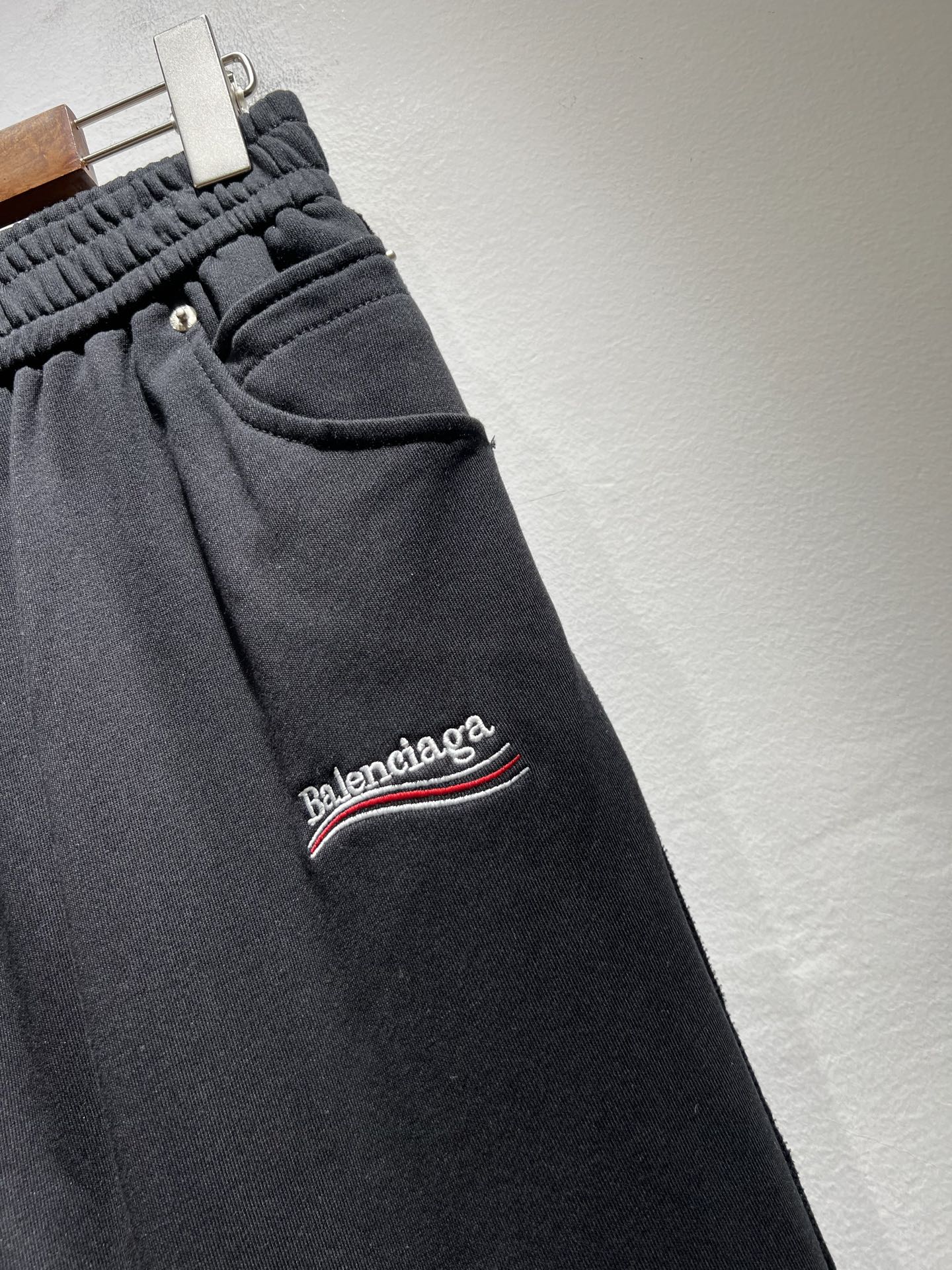 BALENCIA*巴黎*家 2025秋冬新款休闲裤，巴黎世家 刺绣字母logo图案设计！新款现货 YB1
