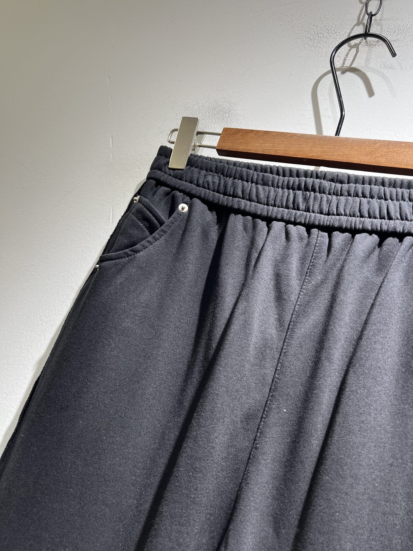 BALENCIA*巴黎*家 2025秋冬新款休闲裤，巴黎世家 刺绣字母logo图案设计！新款现货 YB1