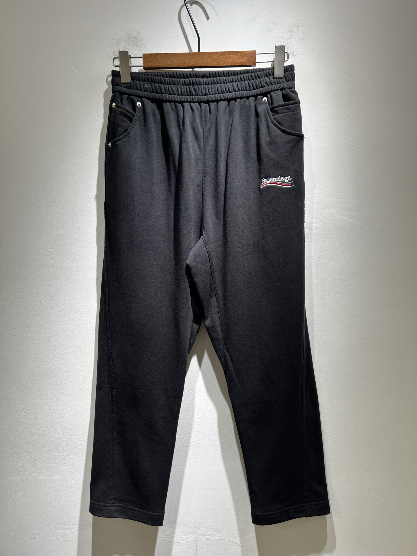 BALENCIA*巴黎*家 2025秋冬新款休闲裤，巴黎世家 刺绣字母logo图案设计！新款现货 YB1