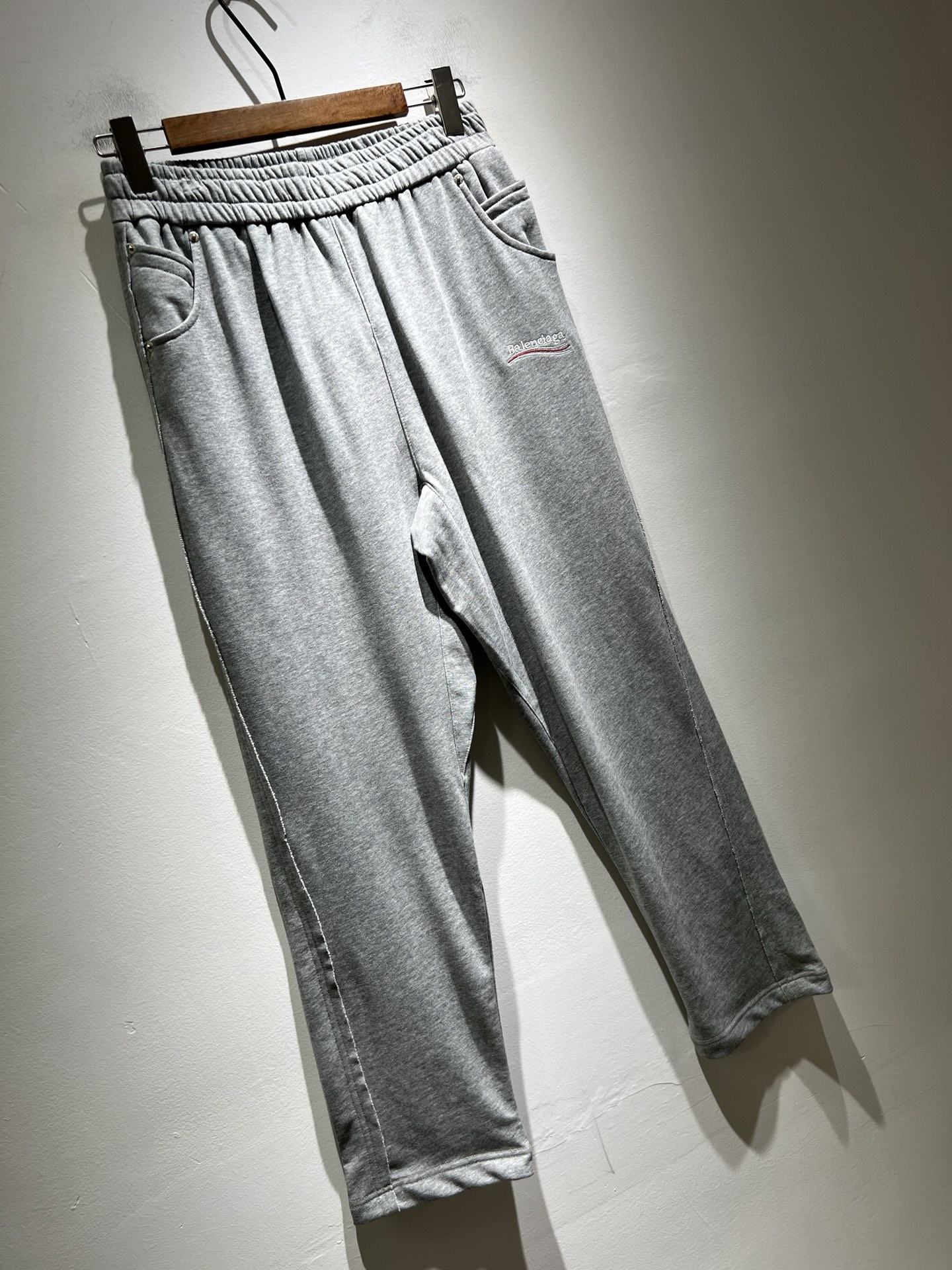 BALENCIA*巴黎*家 2025秋冬新款休闲裤，巴黎世家 刺绣字母logo图案设计！新款现货 YB1