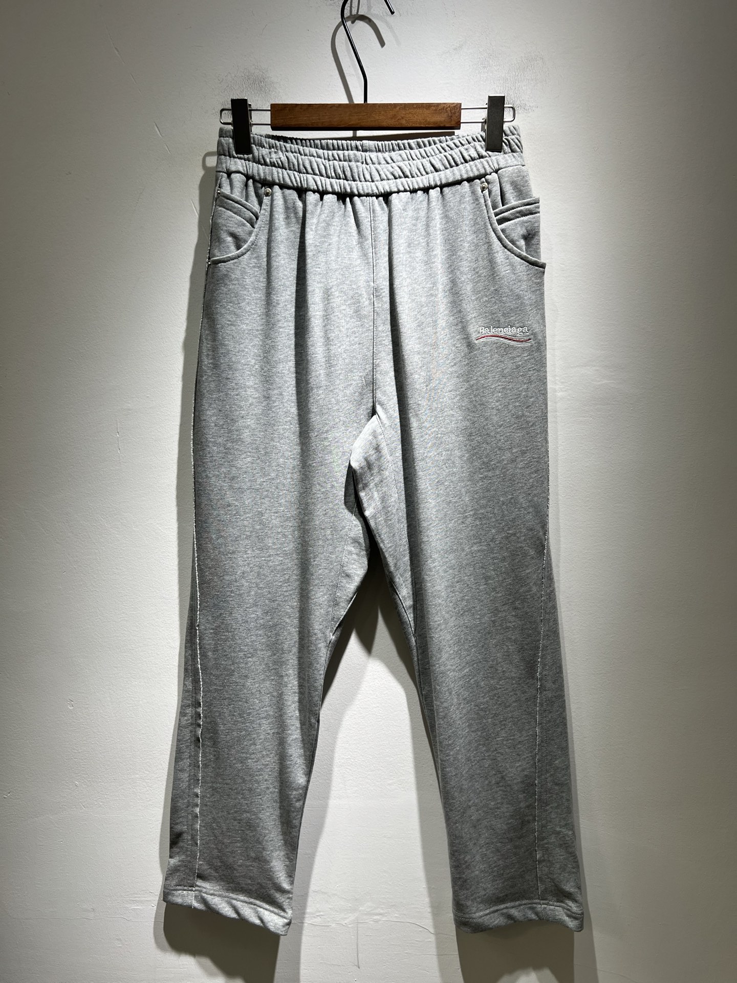 NO:523331,BALENCIA* Paris* Home 2025 autumn and winter new casual pants, Balenciaga embroidered letter logo pattern design!  New styles in stock YB1w+ can be purchased for the same style for men and women. The texture and details are in place, daily casual, practical, fashionable, stylish, high-end and stylish. The tone is very suitable for both men and women. Must-have. Number of numbers: M-3XL,,balenciaga,balenciaga,alexander wang19860909BALENCIA*巴黎*家 2025秋冬新款休闲裤,巴黎世家 刺绣字母logo图案设计！新款现货 YB1w+购入 可男女同款 质感细节均到位,日常休闲 实穿 时髦潇洒的好高级有品 的调调 男女都非常合适 人手必备款 . 码数:M-3XL,,balenciaga,balenciaga,alexander wang,Men's clothing