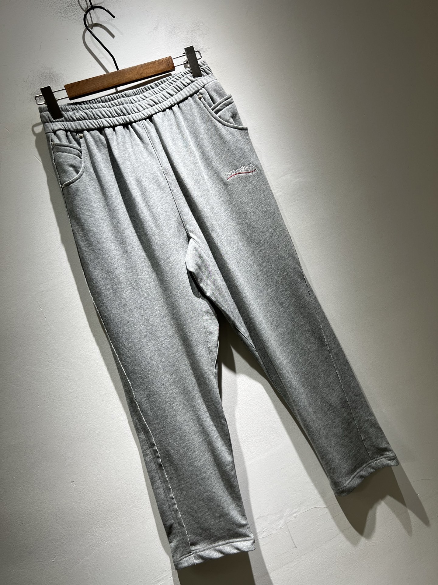 BALENCIA*巴黎*家 2025秋冬新款休闲裤，巴黎世家 刺绣字母logo图案设计！新款现货 YB1