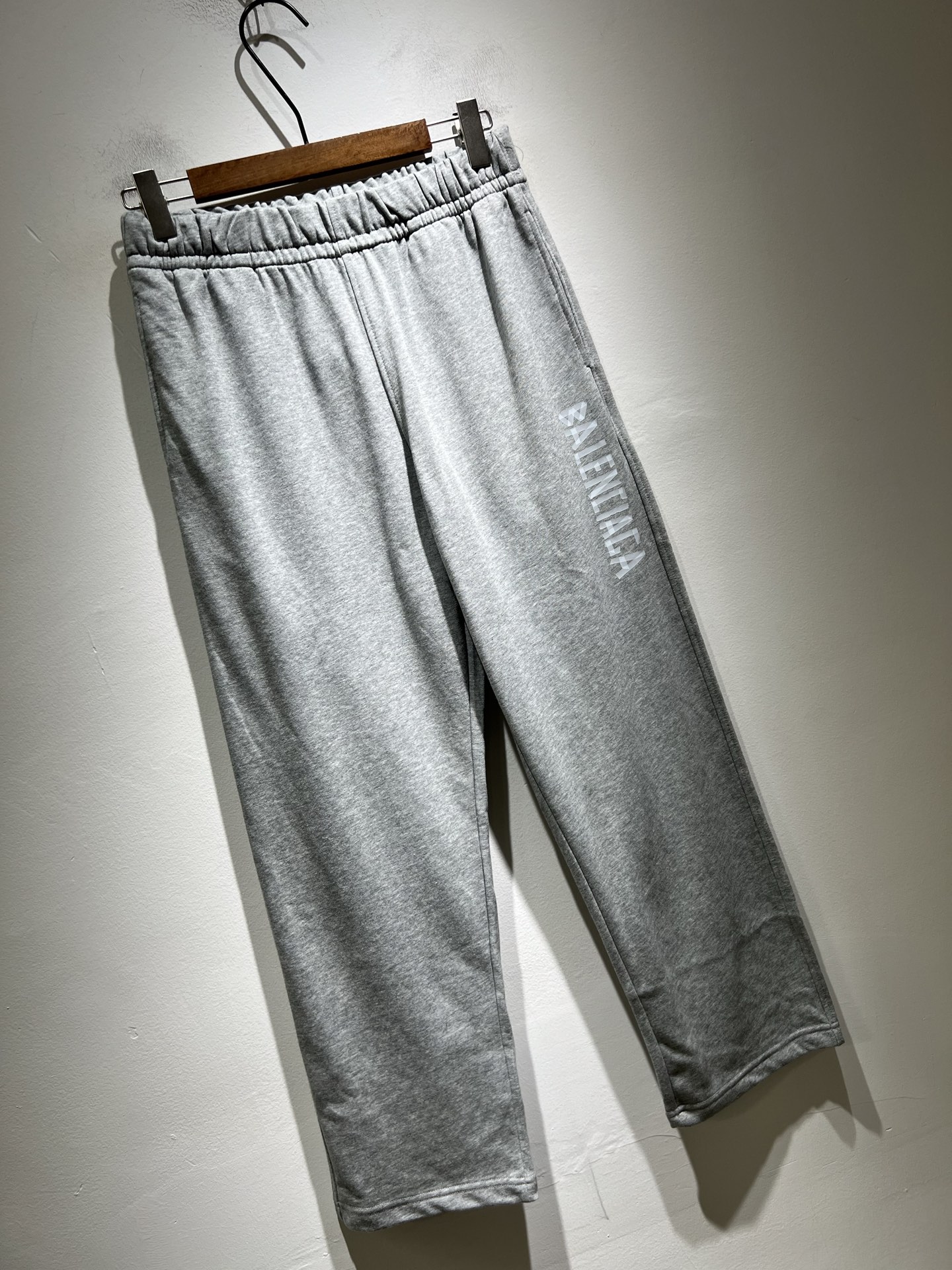 BALENCIA*巴黎*家 2025秋冬新款休闲裤，巴黎世家 裤腿印花字母logo图案设计！新款现货 Y