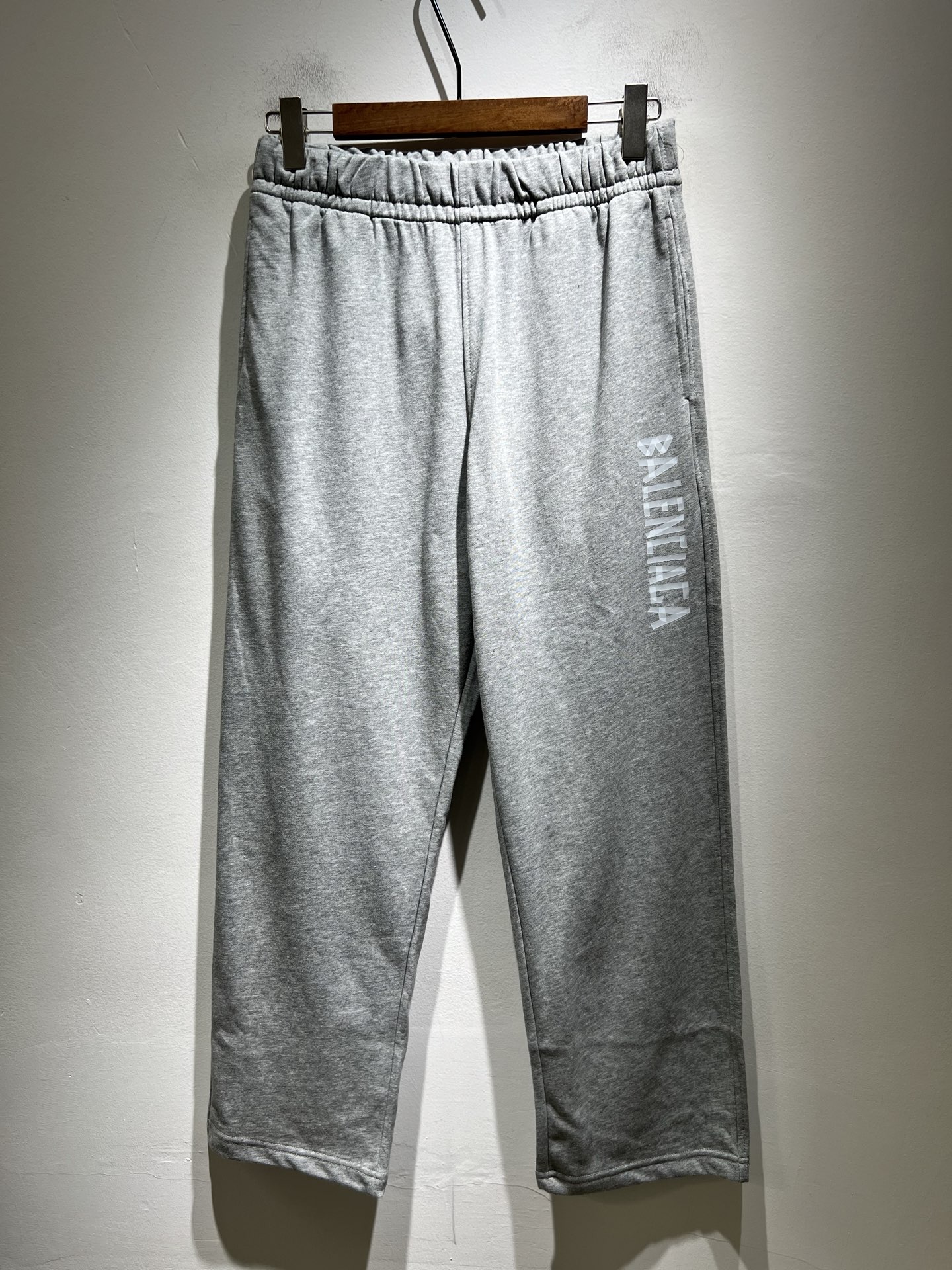 BALENCIA*巴黎*家 2025秋冬新款休闲裤，巴黎世家 裤腿印花字母logo图案设计！新款现货 Y