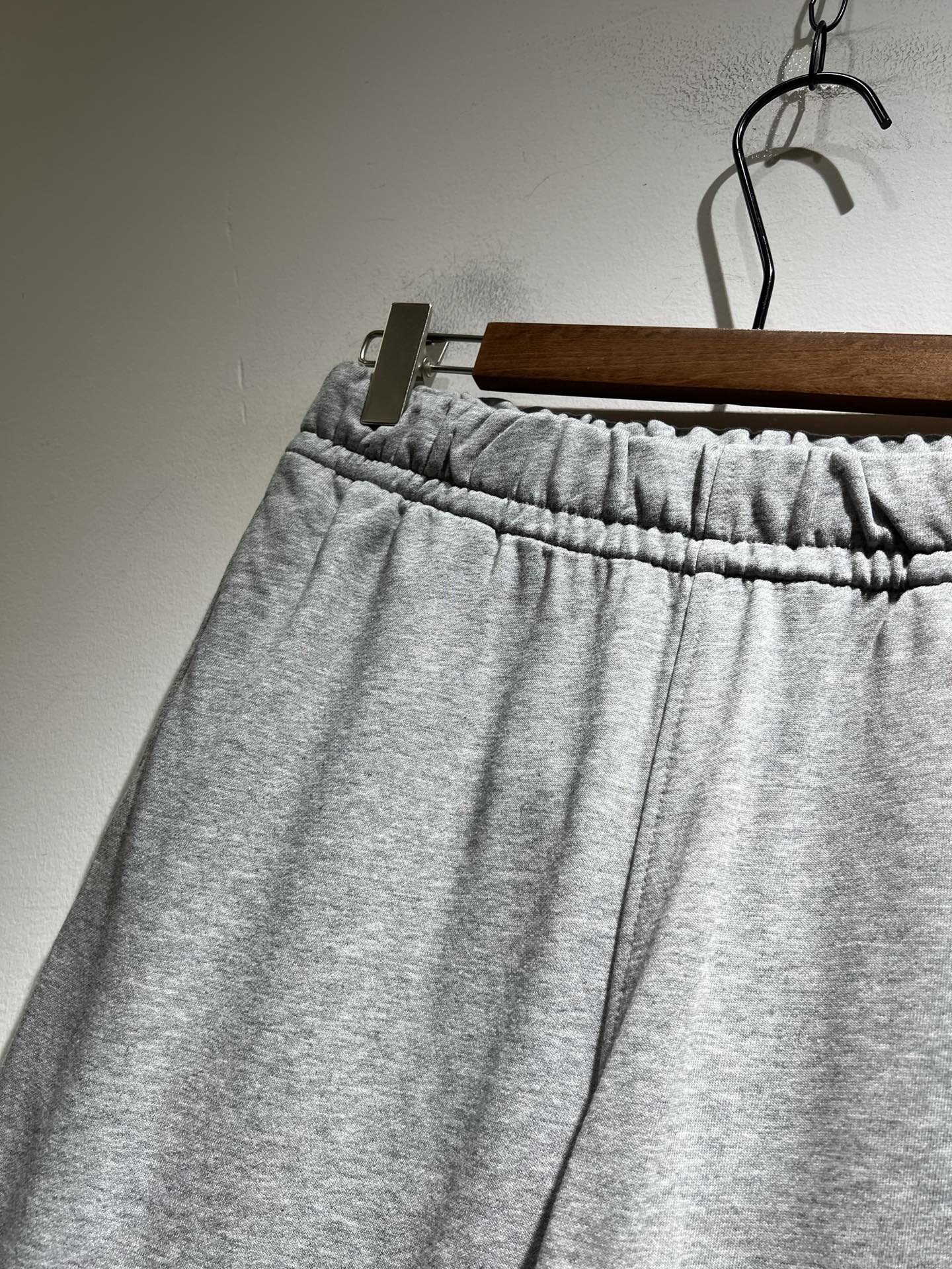 BALENCIA*巴黎*家 2025秋冬新款休闲裤，巴黎世家 裤腿印花字母logo图案设计！新款现货 Y