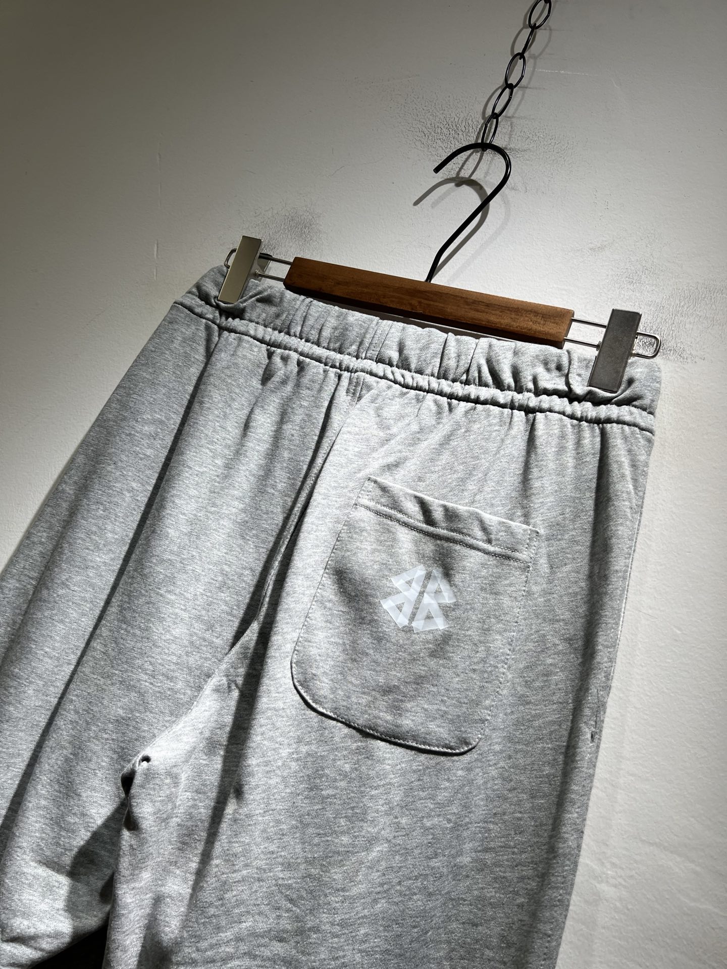 BALENCIA*巴黎*家 2025秋冬新款休闲裤，巴黎世家 裤腿印花字母logo图案设计！新款现货 Y