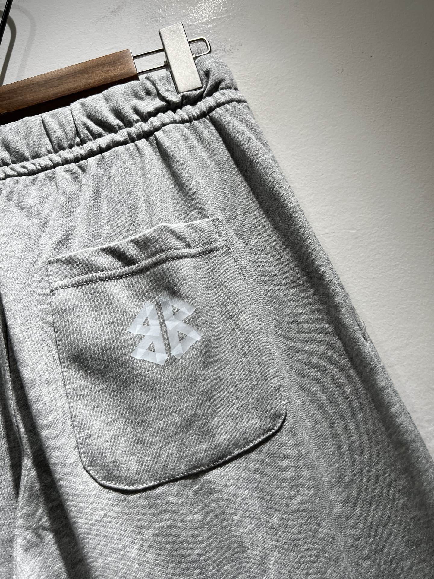 BALENCIA*巴黎*家 2025秋冬新款休闲裤，巴黎世家 裤腿印花字母logo图案设计！新款现货 Y