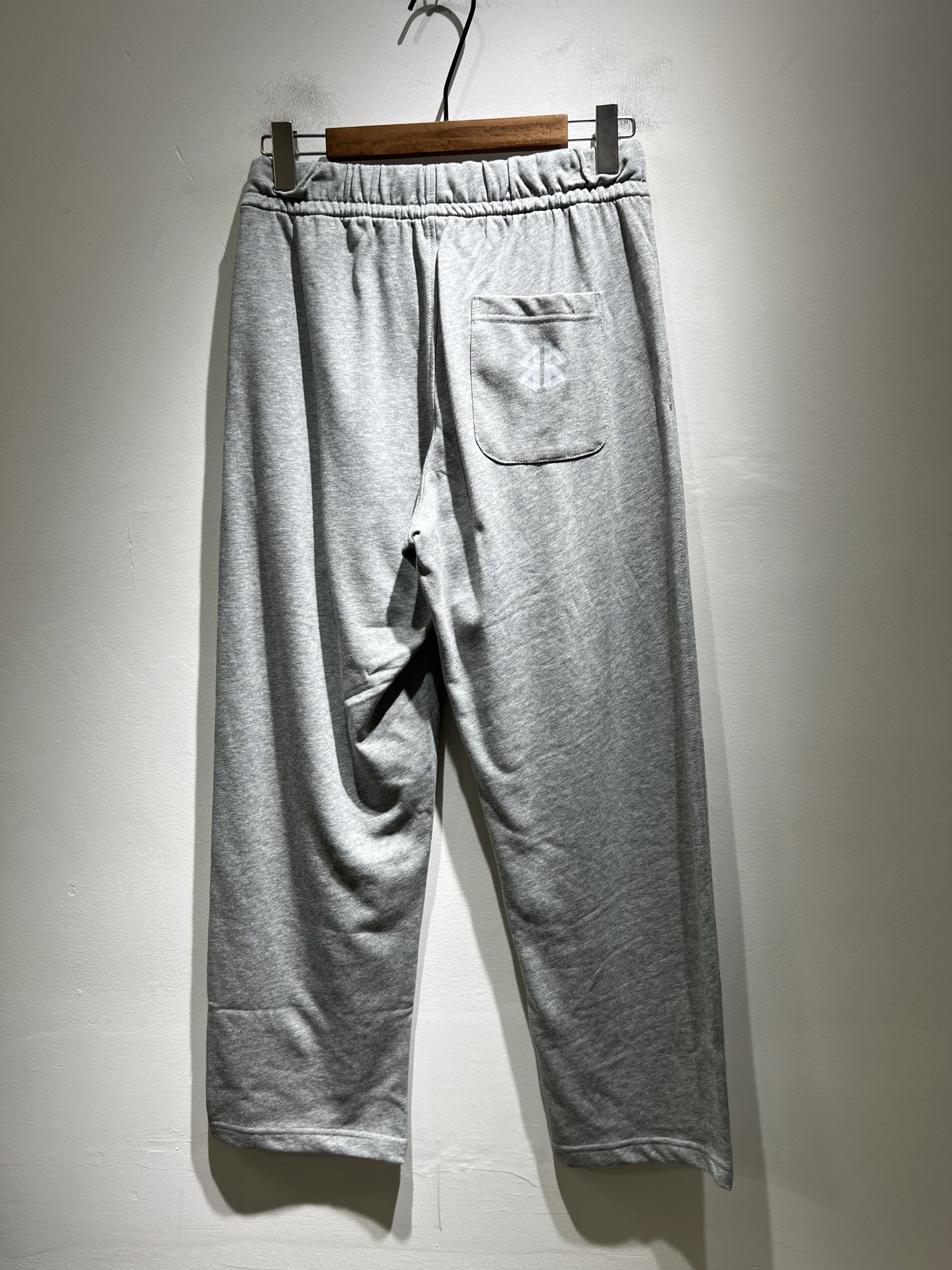 BALENCIA*巴黎*家 2025秋冬新款休闲裤，巴黎世家 裤腿印花字母logo图案设计！新款现货 Y