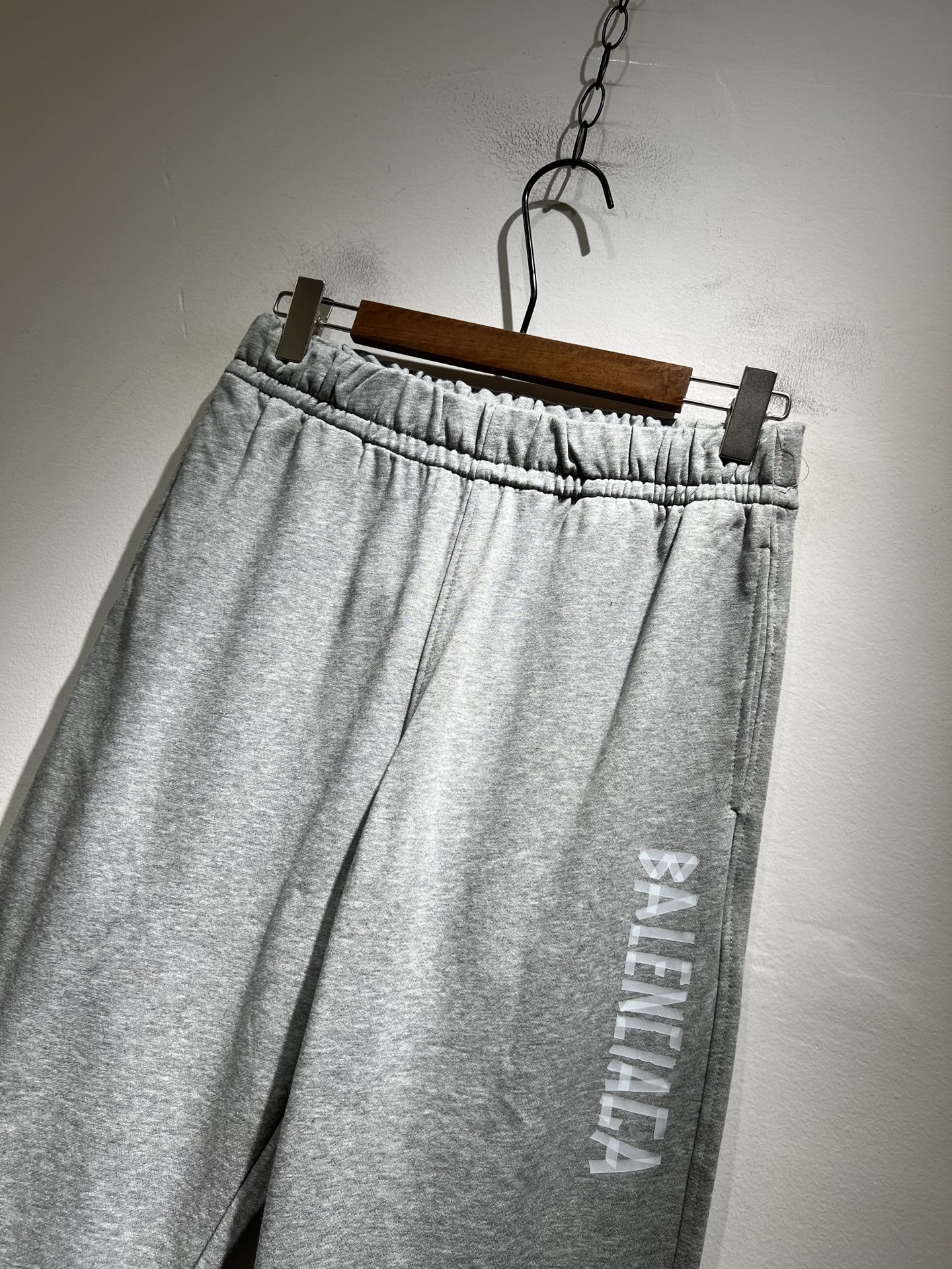 BALENCIA*巴黎*家 2025秋冬新款休闲裤，巴黎世家 裤腿印花字母logo图案设计！新款现货 Y