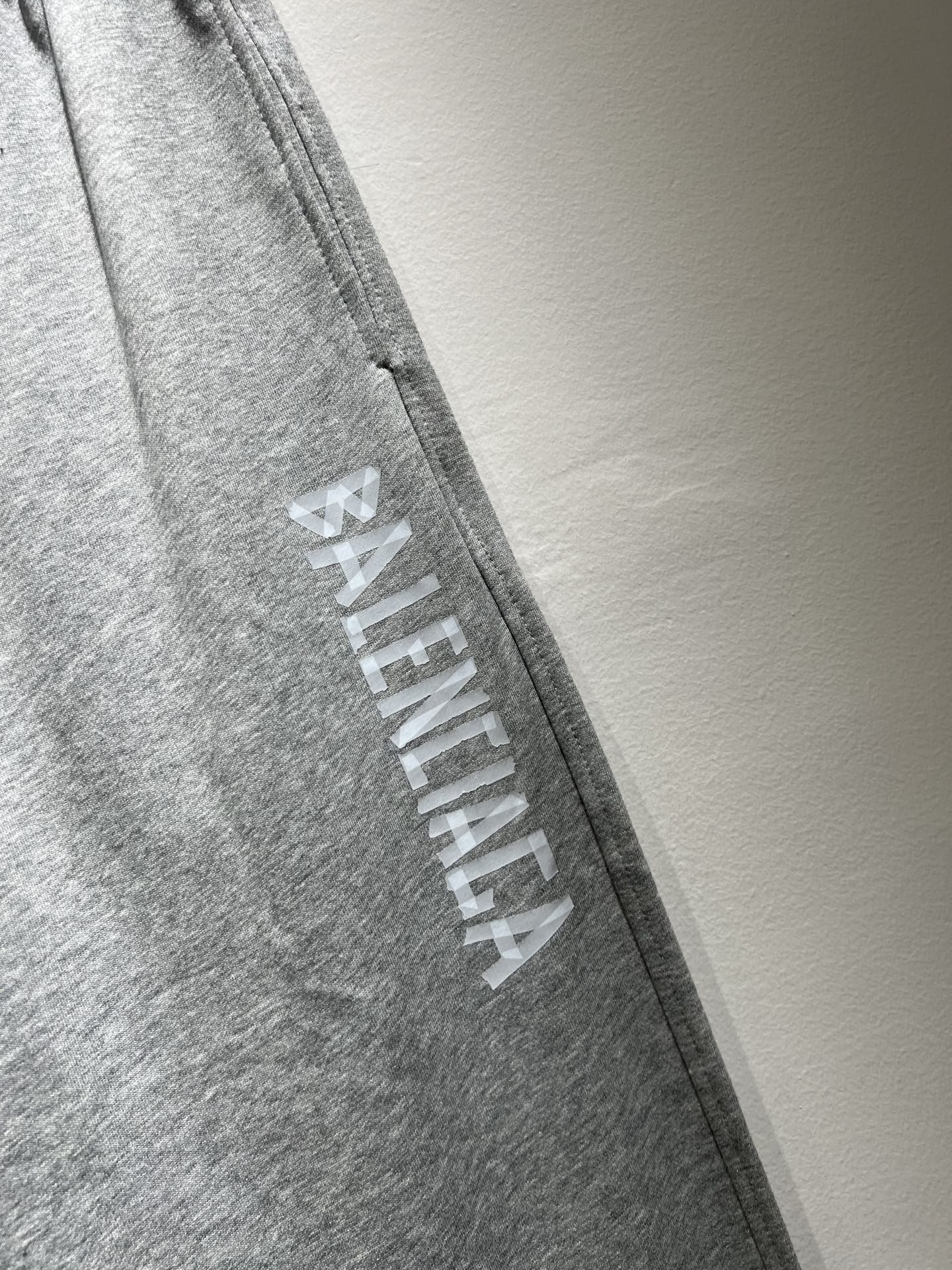 BALENCIA*巴黎*家 2025秋冬新款休闲裤，巴黎世家 裤腿印花字母logo图案设计！新款现货 Y