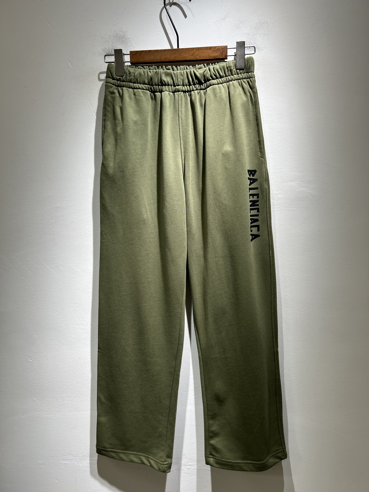 BALENCIA*巴黎*家 2025秋冬新款休闲裤，巴黎世家 裤腿印花字母logo图案设计！新款现货 Y