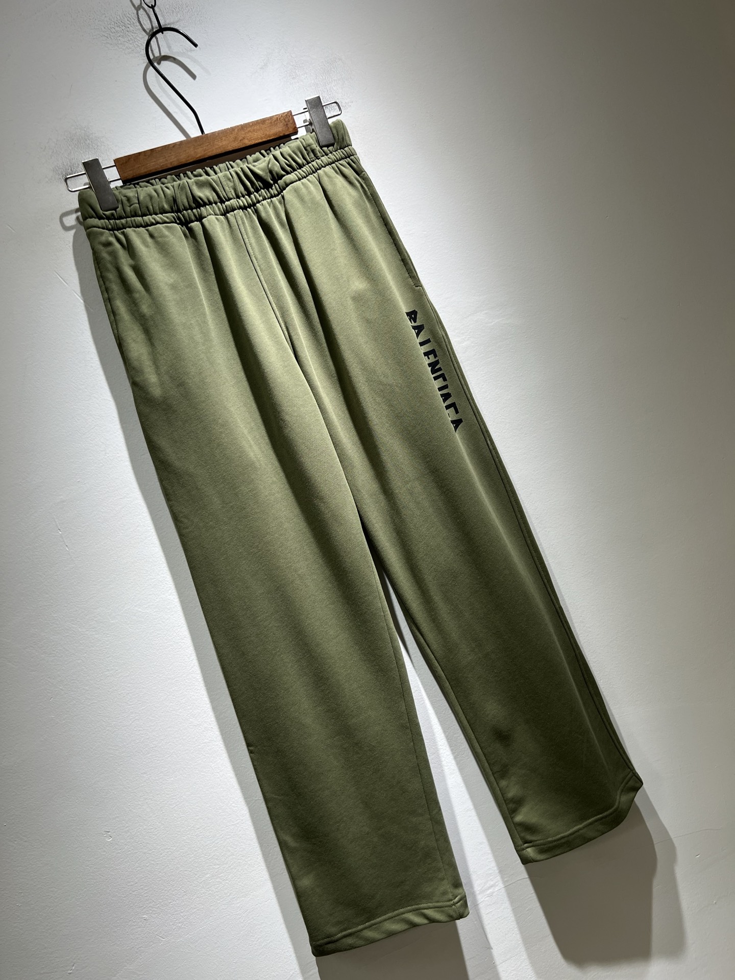 BALENCIA*巴黎*家 2025秋冬新款休闲裤，巴黎世家 裤腿印花字母logo图案设计！新款现货 Y