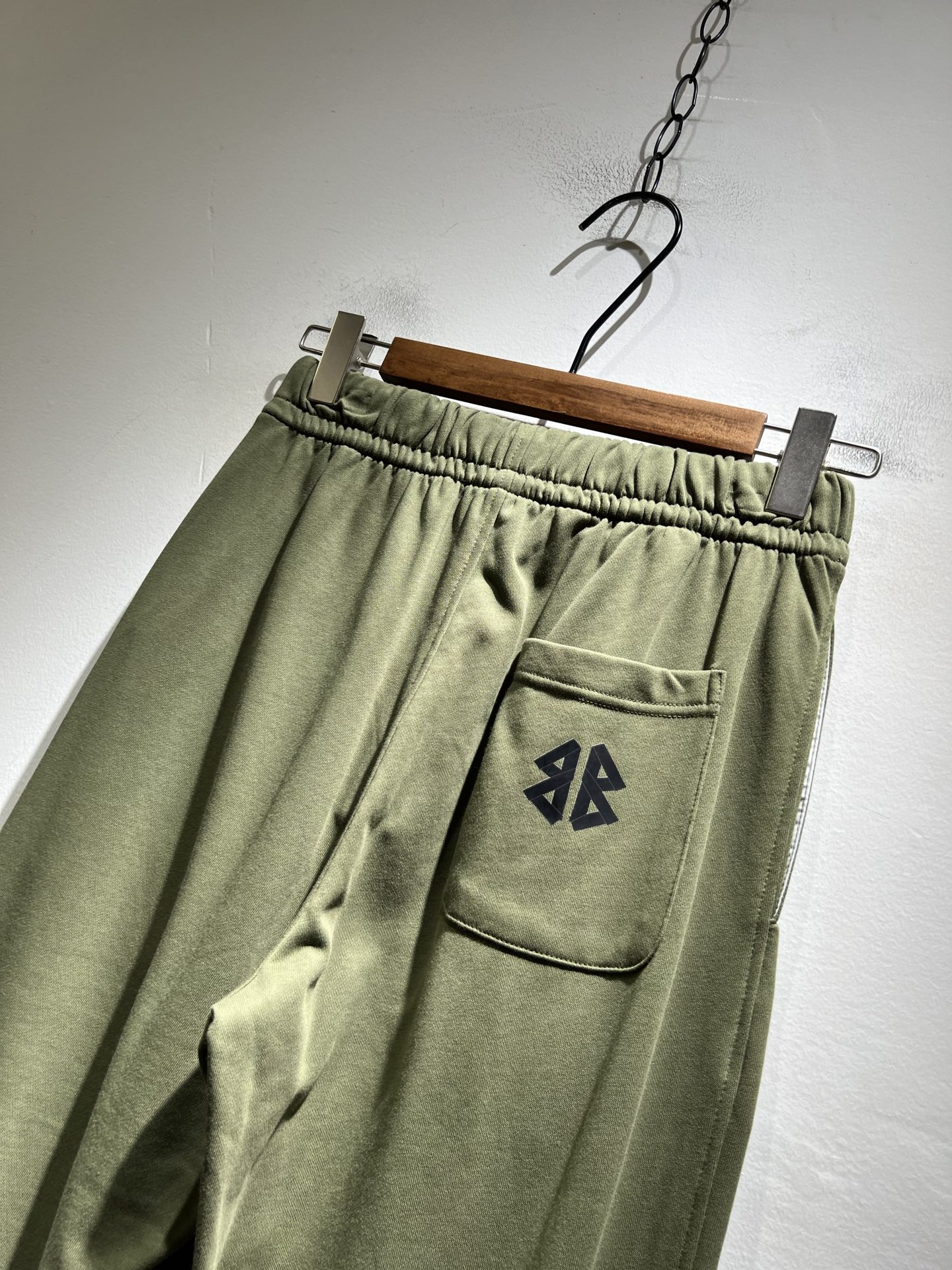 BALENCIA*巴黎*家 2025秋冬新款休闲裤，巴黎世家 裤腿印花字母logo图案设计！新款现货 Y