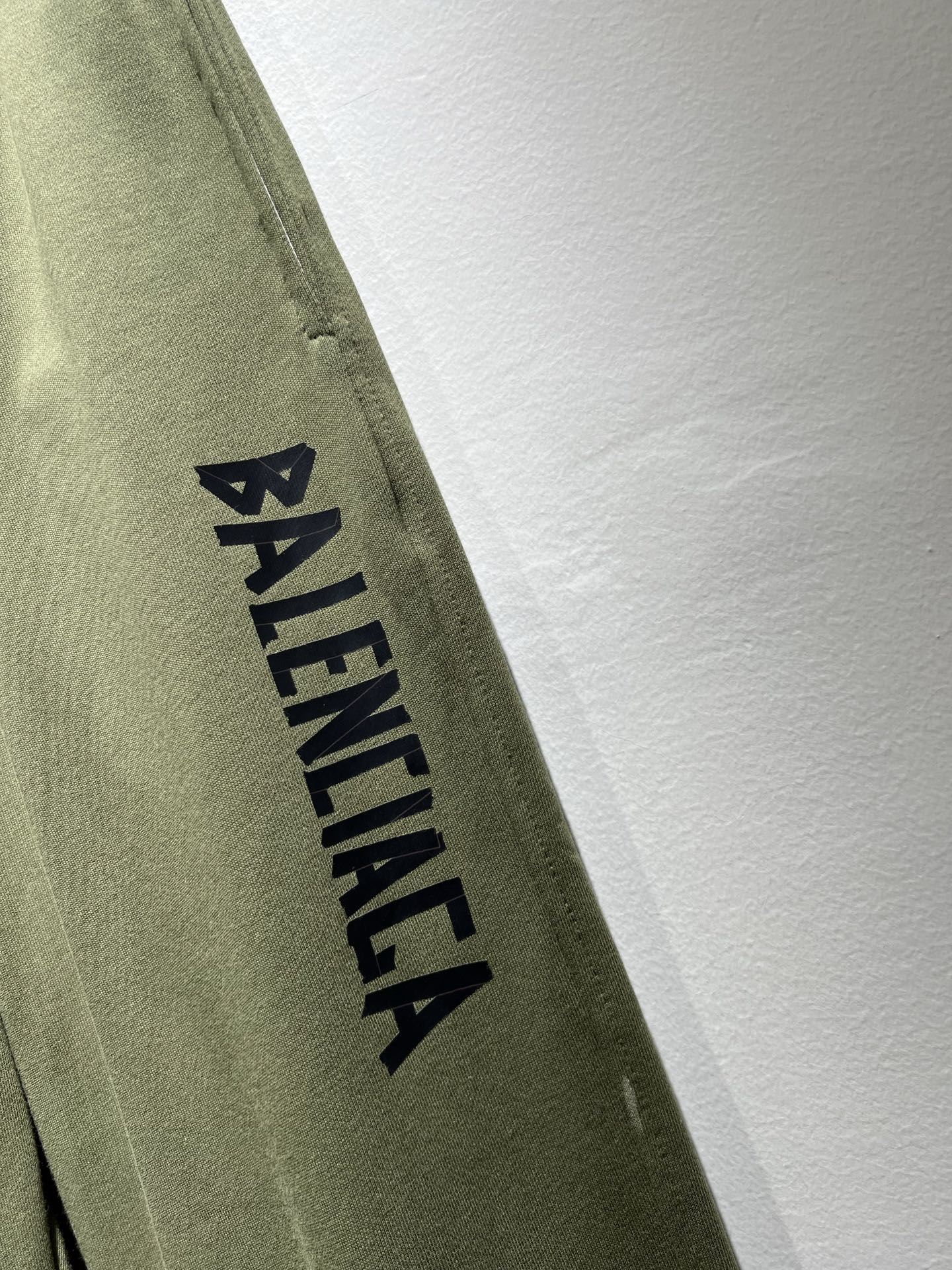 BALENCIA*巴黎*家 2025秋冬新款休闲裤，巴黎世家 裤腿印花字母logo图案设计！新款现货 Y