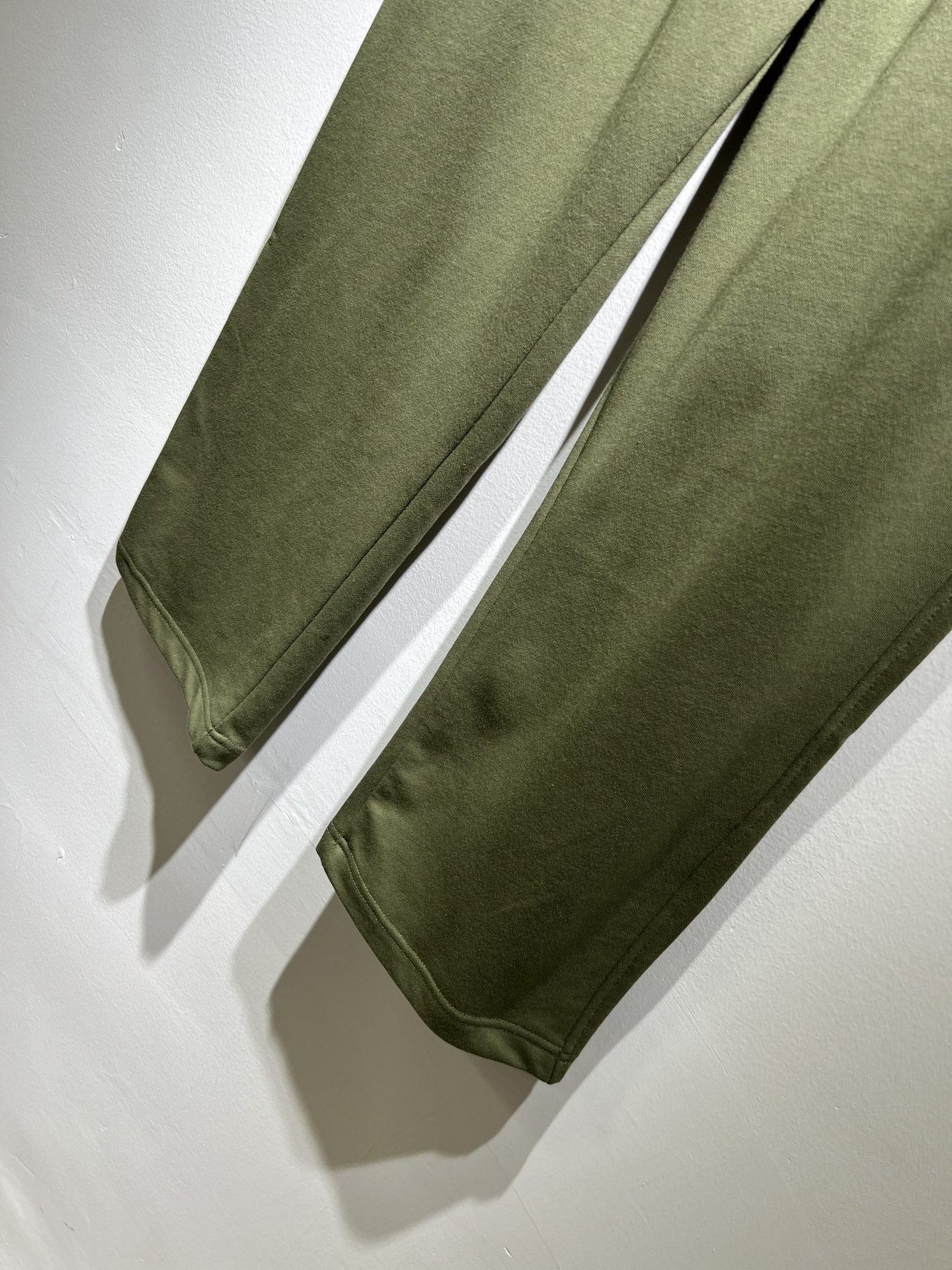 BALENCIA*巴黎*家 2025秋冬新款休闲裤，巴黎世家 裤腿印花字母logo图案设计！新款现货 Y