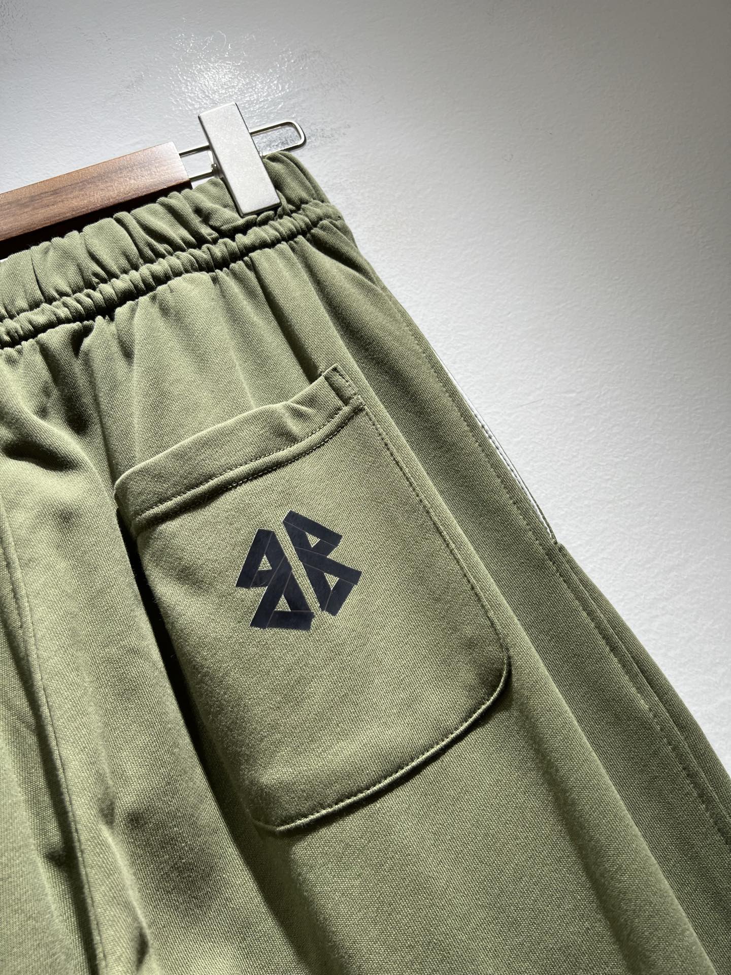 BALENCIA*巴黎*家 2025秋冬新款休闲裤，巴黎世家 裤腿印花字母logo图案设计！新款现货 Y