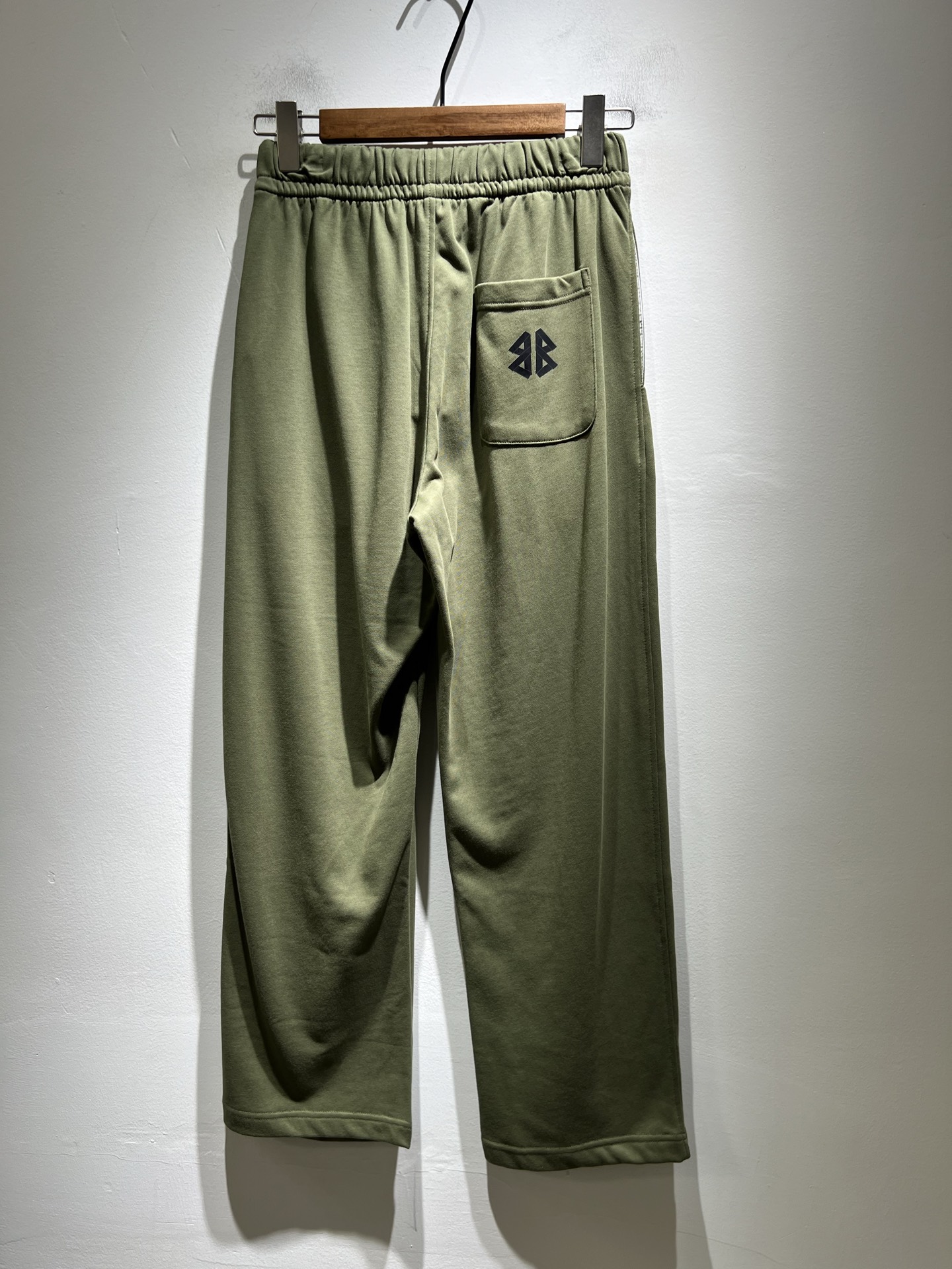 BALENCIA*巴黎*家 2025秋冬新款休闲裤，巴黎世家 裤腿印花字母logo图案设计！新款现货 Y