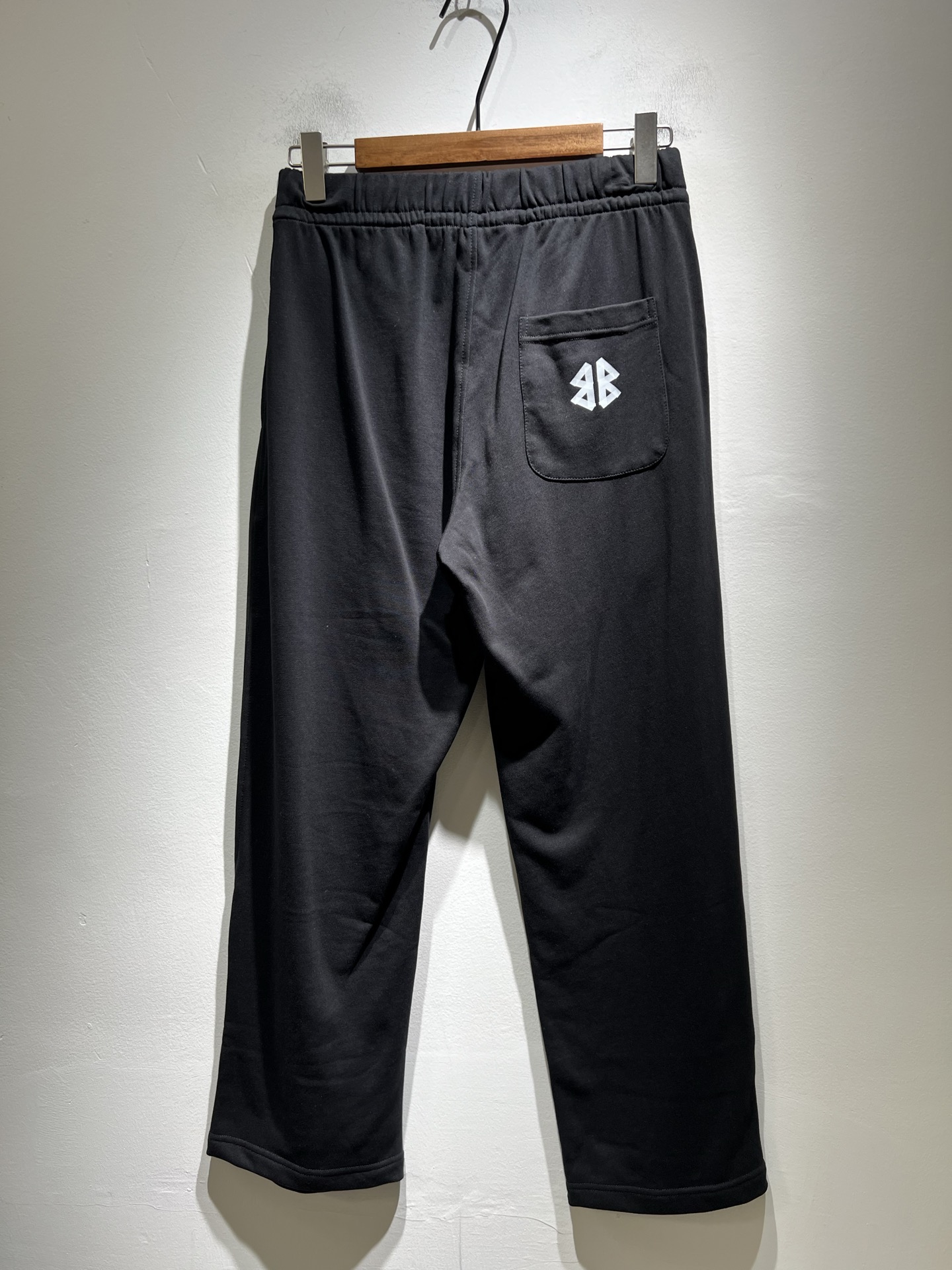 BALENCIA*巴黎*家 2025秋冬新款休闲裤，巴黎世家 裤腿印花字母logo图案设计！新款现货 Y