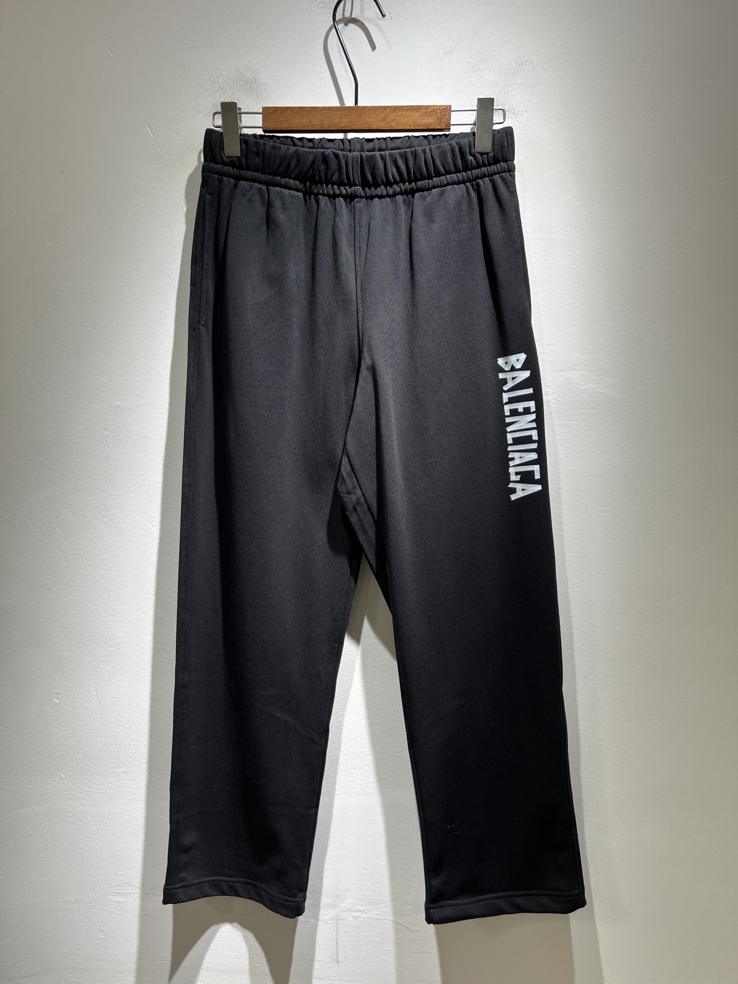 NO:523334,BALENCIA*Paris* Home 2025 autumn and winter new casual pants, Balenciaga pants leg printed letter logo pattern design!  New styles in stock YB1w+ can be purchased for the same style for men and women. The texture and details are in place, daily casual, practical, fashionable, stylish, high-end and stylish. The tone is very suitable for both men and women. Must-have. Number of numbers: M-3XL,,balenciaga,balenciaga,alexander wang19860909BALENCIA*巴黎*家 2025秋冬新款休闲裤,巴黎世家 裤腿印花字母logo图案设计！新款现货 YB1w+购入 可男女同款 质感细节均到位,日常休闲 实穿 时髦潇洒的好高级有品 的调调 男女都非常合适 人手必备款 . 码数:M-3XL,,balenciaga,balenciaga,alexander wang,Men's clothing