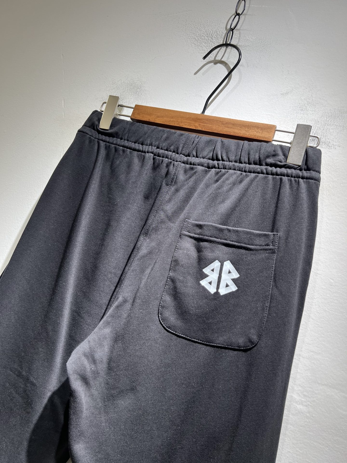 BALENCIA*巴黎*家 2025秋冬新款休闲裤，巴黎世家 裤腿印花字母logo图案设计！新款现货 Y