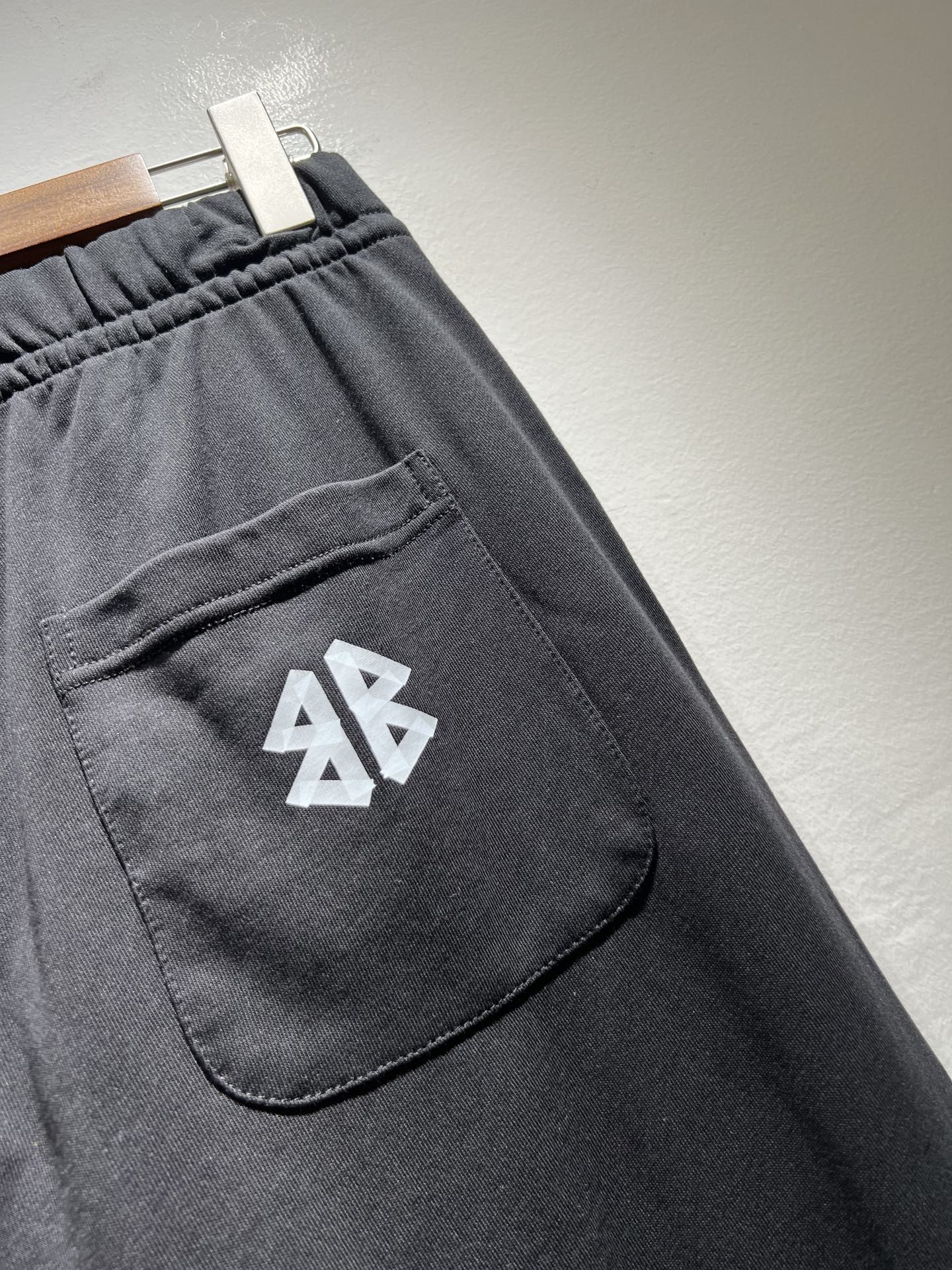 BALENCIA*巴黎*家 2025秋冬新款休闲裤，巴黎世家 裤腿印花字母logo图案设计！新款现货 Y