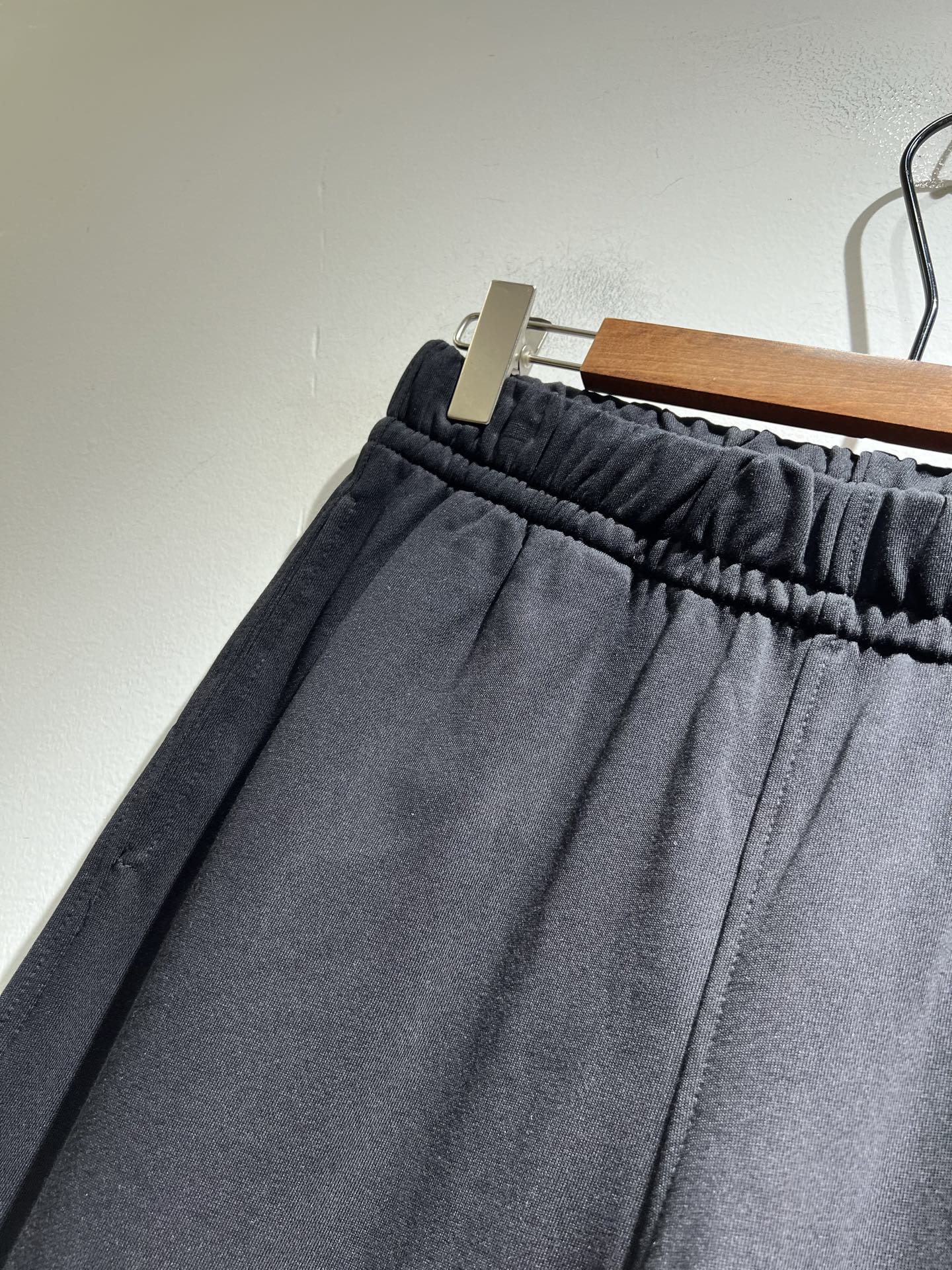 BALENCIA*巴黎*家 2025秋冬新款休闲裤，巴黎世家 裤腿印花字母logo图案设计！新款现货 Y