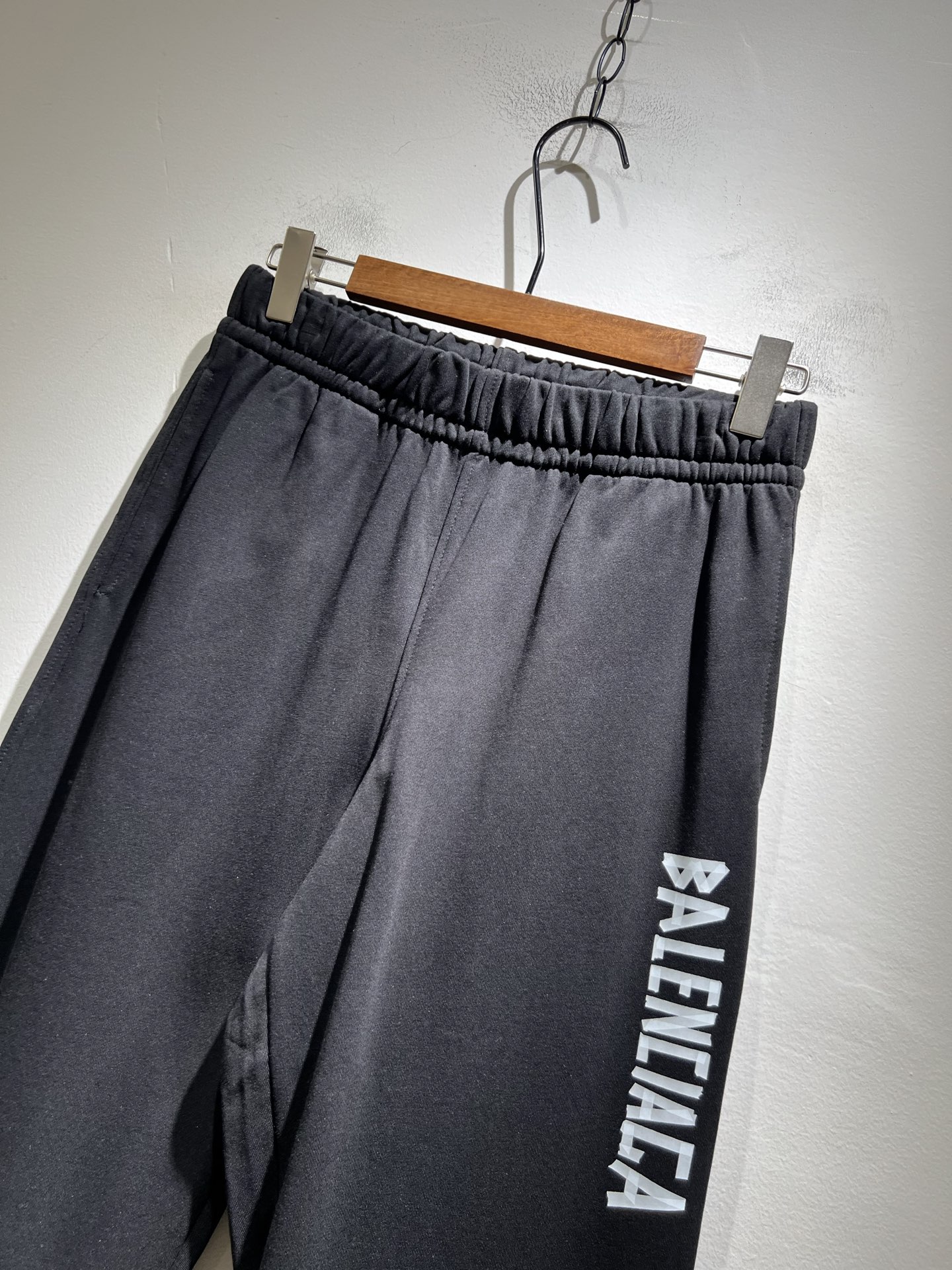 BALENCIA*巴黎*家 2025秋冬新款休闲裤，巴黎世家 裤腿印花字母logo图案设计！新款现货 Y