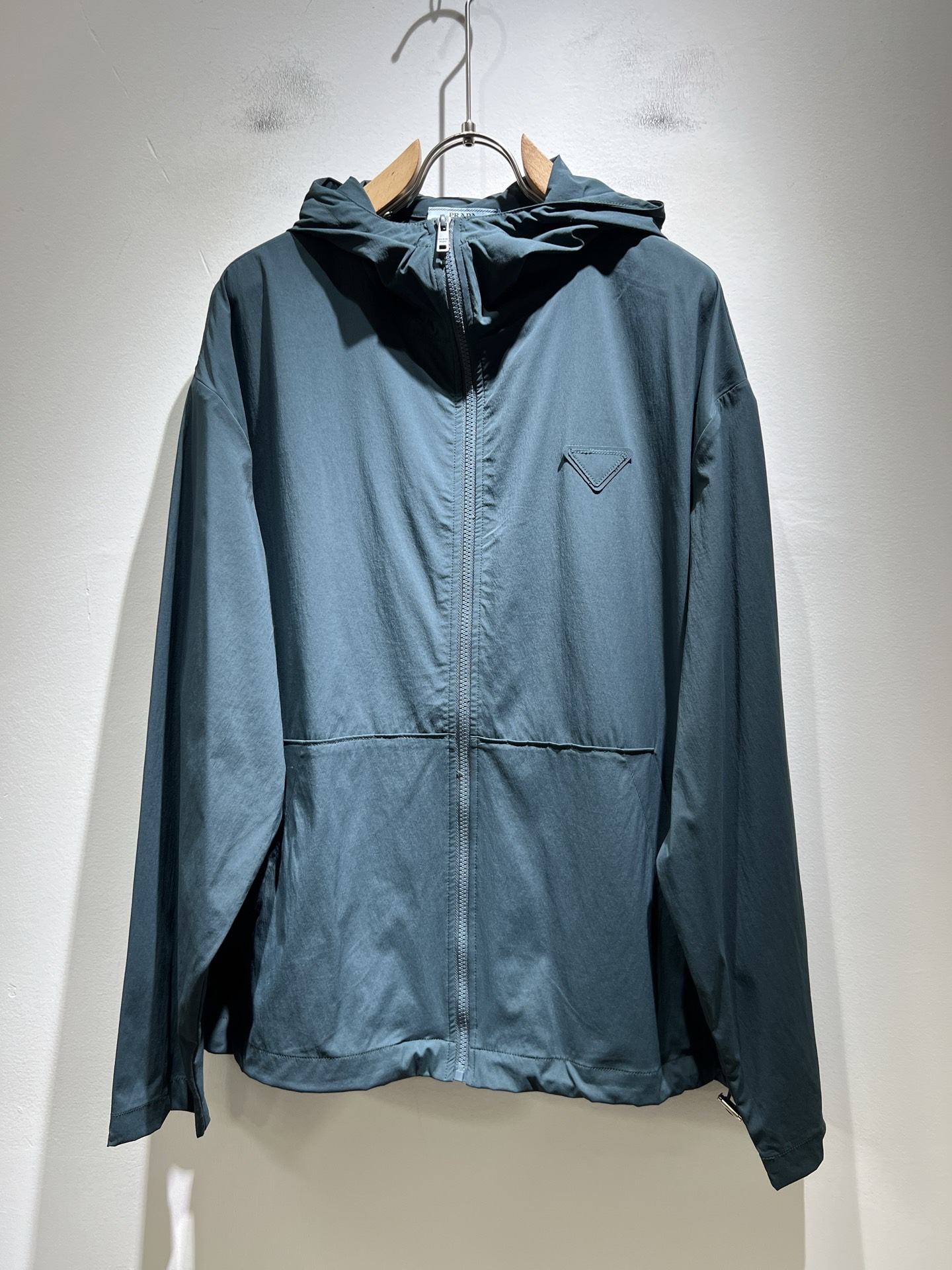 NO:523343,PRAD*A 2025 autumn and winter casual jacket, the latest fashionable casual zipper jacket, fashionable jacket! Trading company channels are rare and it is released on the official website. The most anticipated high-quality products of the male god are coming, making you feel what it means to be truly high and luxurious! This jacket is made of thin and technical fabrics specially customized by P home. The surface is neat and smooth and shiny, and the texture is obvious through the screen. The upper body is comfortable, light and not stuffy, giving you the most enjoyable wearing experience!  Exquisite logo pattern glue pressing design!  Perfectly enhance the overall sense of luxury and class, and you can get a high-end luxury atmosphere at a glance! Basic regular jacket style cut, versatile and simple upper body, not picky, easy to deal with various occasions and environments, is undoubtedly a must-have item for daily commuting! Size M~4XL, prada, jackets & coats, jackets & coats, alexander wang19860909PRAD*A普*达2025秋冬休闲夹克外套,最新时尚休闲拉链夹克,时尚夹克外套!贸易公司渠道稀出,同步官网发售,男神最为期待的精品狠货重磅来袭,让你感受到什么叫真正的高奢有内涵!此款夹克外套选用了P家专业定制的轻薄科技面料制成,表面整洁光滑且富有光泽,质感透过屏幕都显而易 见,上身舒适轻盈不闷热, 给你最为享受的穿着体验！精致logo图案压胶设计！完美提升了整体的奢华档次感,一眼就能Get到的高端奢华气息!基础常规的夹克版型裁剪,上身百搭简约不挑人,轻松应对各种场合与环境,属于日常通勤必备的臻品无疑!尺码M～4XL,,prada,jackets & coats,jackets & coats,alexander wang,Men's clothing