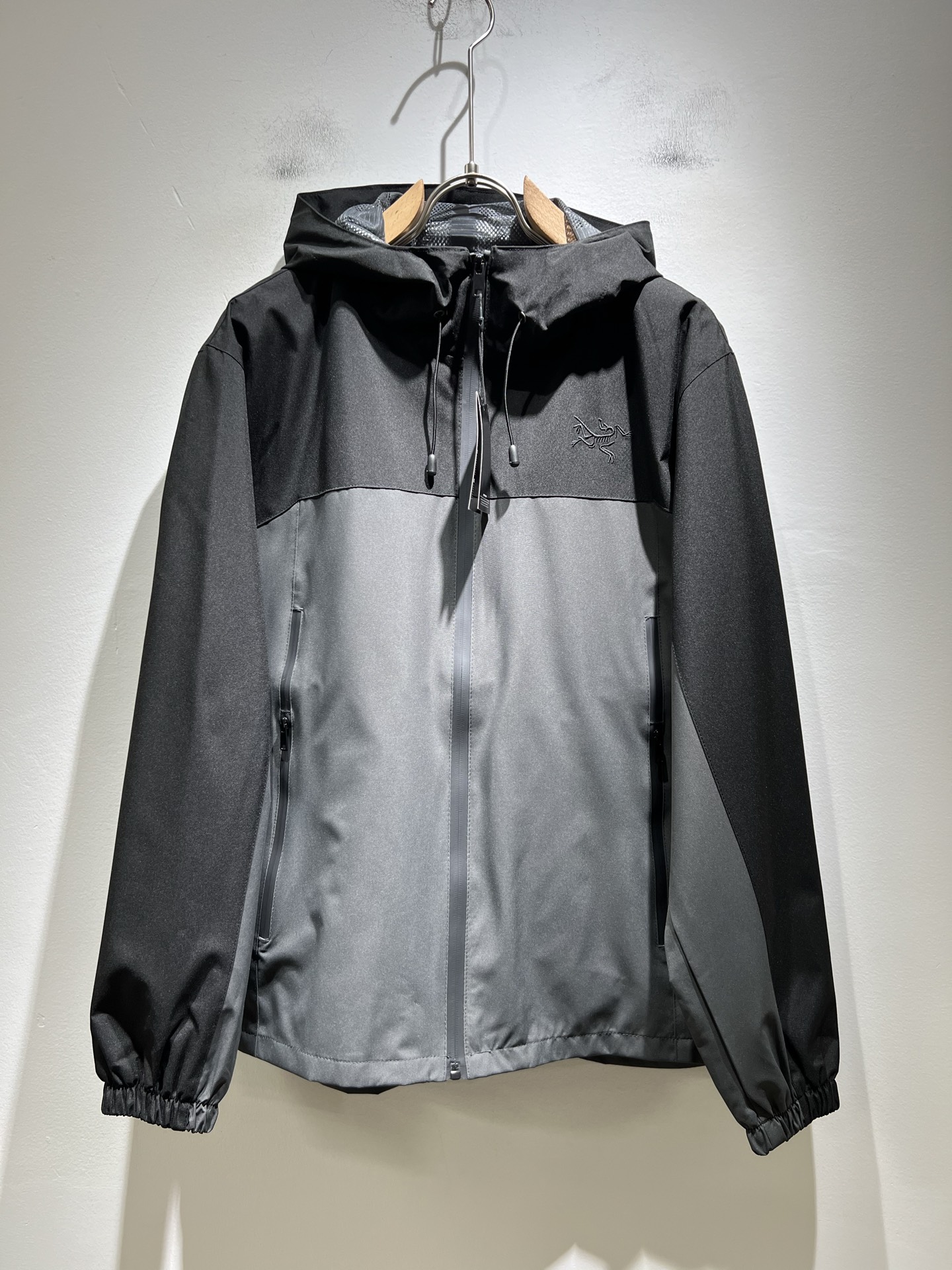 NO:522180,ARCTER*X Original Archaeological Bird 2025 autumn and winter new men and women's same jacket jacket, outdoor brands may first think of Canadian goose and Archaeological Bird. It gives people a feeling of trying out the label!  In addition to being quite accomplished in style design, the most obvious or most expert should be to have deeper and unique insights and attainments in fabrics. Through continuous structural research and problem-solving, and characterized by unique research on fabrics, these alone are enough to support it to become the first new logo brand image in the clothing manufacturing industry. This model is made of quick-drying fabric!  Through precision, the hand feels smooth and soft, and both has natural beauty and comfort. The large body style is cut cleanly and cleanly, and the fabric shows a different hazy structural beauty. It is made of exclusive mold customization. The fabric and its technology test the workers, can be smooth and smooth without wrinkles!  Embroidery design on chest logo pattern!  It really tests the handmade work of every master!  It makes the overall clean and neat, without leaving any thread. Now the neutrality that pursues life is more refined in life!  Size M-3XL, arc'teryx,jackets & coats,jackets & coats,alexander wang19860909ARCTER*X始*祖鸟 2025秋冬新款男女同款夹克外套,户外品牌可能大家第一想到的就是加拿大鹅、始祖鸟.给人一种标签试的感觉！除了在款式设计上颇有造诣之外,最明显或者说最为拿手的,应该就是在面料上的拥有更深独特见解跟造诣了.通过不断地结构研究和问题处理,在以面料独特研究为特征,仅凭这些就已经足以支撑其成为服装制造行业中,首屈可数的新标志品牌形象.此款采用速干面料材质！通过精工手感细滑柔软,同时兼具自然美感跟舒适度.大身上版型裁剪简洁干净,面料上显现出了不一样朦胧的结构性美感来.独家开模定制而成,面料及其考验工人的技术,能做到平整服帖又不起皱！胸前logo图案刺绣设计！真的是很考验每位师傅的手工制作！使得整体干净利索,不留一丝线头.现在对于生活有所追求的中性也在生活中更为精致！尺码M-3XL,arc'teryx,jackets & coats,jackets & coats,alexander wang,Men's clothing