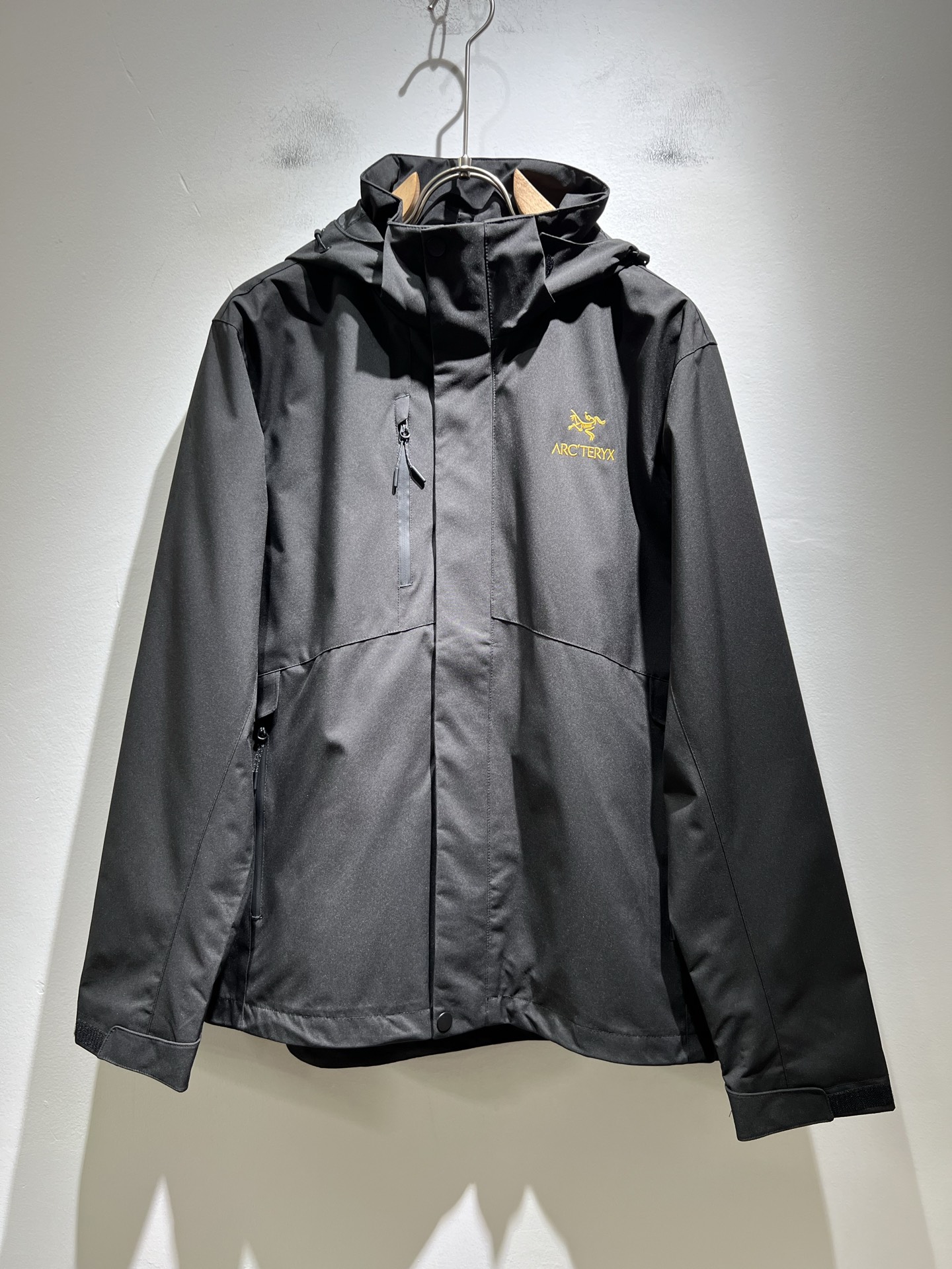 NO:522160,ARCTER*X Original Archaeological Bird 2025 autumn and winter new men and women's same jacket jacket, outdoor brands may first think of Canadian goose and Archaeological Bird. It gives people a feeling of trying out the label!  In addition to being quite accomplished in style design, the most obvious or most expert should be to have deeper and unique insights and attainments in fabrics. Through continuous structural research and problem-solving, and characterized by unique research on fabrics, these alone are enough to support it to become the first new logo brand image in the clothing manufacturing industry. This model is made of quick-drying fabric!  Through precision, the hand feels smooth and soft, and both has natural beauty and comfort. The large body style is cut cleanly and cleanly, and the fabric shows a different hazy structural beauty. It is made of exclusive mold customization. The fabric and its technology test the workers, can be smooth and smooth without wrinkles!  Embroidery design on chest logo pattern!  It really tests the handmade work of every master!  It makes the overall clean and neat, without leaving any thread. Now the neutrality that pursues life is more refined in life!  Size M-3XL, arc'teryx,jackets & coats,jackets & coats,alexander wang19860909ARCTER*X始*祖鸟 2025秋冬新款男女同款夹克外套,户外品牌可能大家第一想到的就是加拿大鹅、始祖鸟.给人一种标签试的感觉！除了在款式设计上颇有造诣之外,最明显或者说最为拿手的,应该就是在面料上的拥有更深独特见解跟造诣了.通过不断地结构研究和问题处理,在以面料独特研究为特征,仅凭这些就已经足以支撑其成为服装制造行业中,首屈可数的新标志品牌形象.此款采用速干面料材质！通过精工手感细滑柔软,同时兼具自然美感跟舒适度.大身上版型裁剪简洁干净,面料上显现出了不一样朦胧的结构性美感来.独家开模定制而成,面料及其考验工人的技术,能做到平整服帖又不起皱！胸前logo图案刺绣设计！真的是很考验每位师傅的手工制作！使得整体干净利索,不留一丝线头.现在对于生活有所追求的中性也在生活中更为精致！尺码M-3XL,arc'teryx,jackets & coats,jackets & coats,alexander wang,Men's clothing