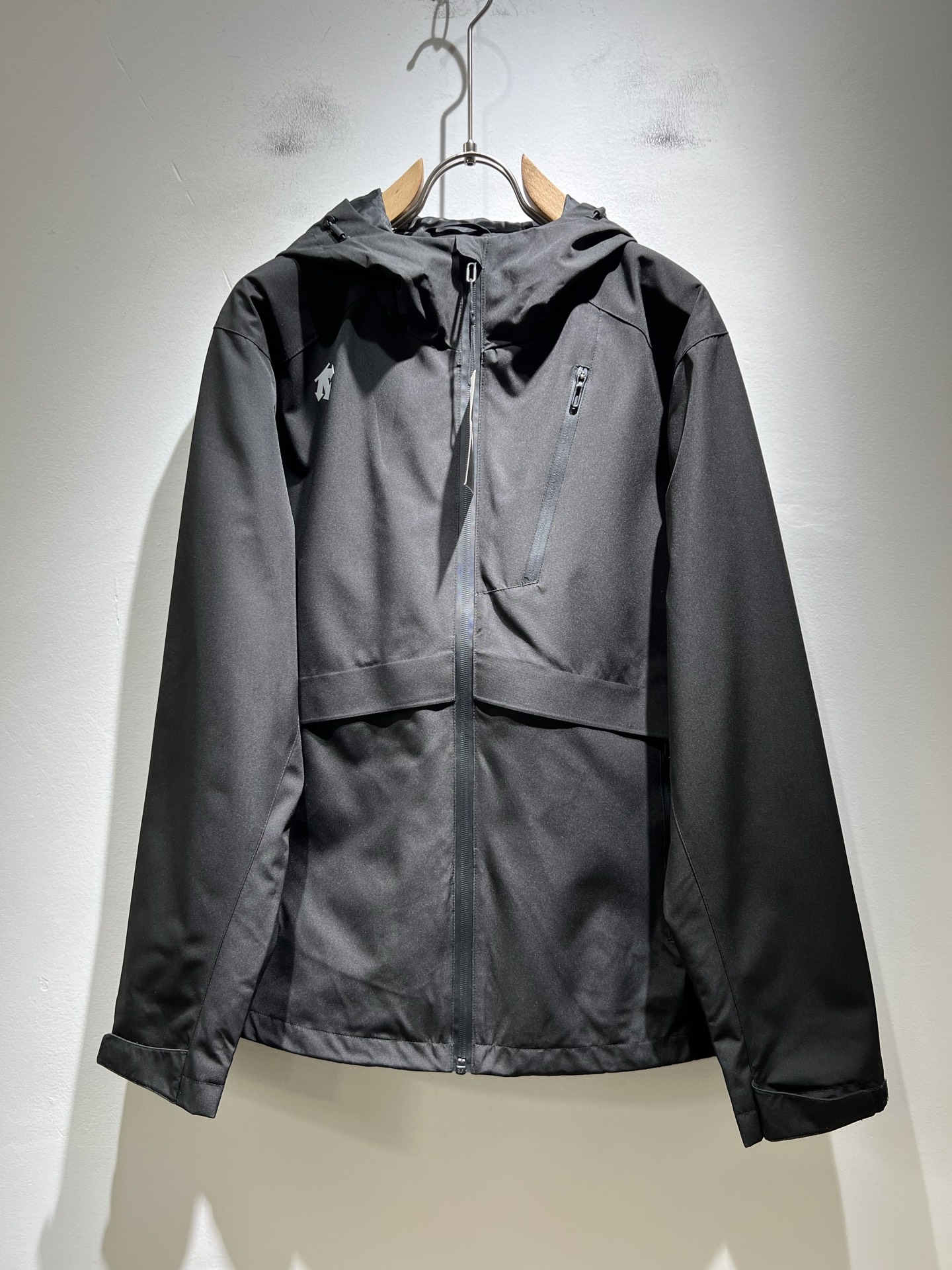 NO:522171,Desante DESCENTE 2025 autumn and winter new men's and lesbian jackets are professional sports brands since 1935. For more than 80 years, it has always adhered to the 'Design That Moves' with the spirit of design-driven sports, integrating innovative technology with design aesthetics, and creating high-quality sports equipment in multiple professional fields such as skiing, golf, and triathlon!  The latest design elements of the brand!  In addition to being quite accomplished in style design, the most obvious or most expert should be to have deeper and unique insights and attainments in fabrics. Through continuous structural research and problem-solving, and characterized by unique research on fabrics, these alone are enough to support it to become the first-rate new logo brand image in the clothing manufacturing industry. This model is made of quick-drying fabric!  Through precision, the hand feels smooth and soft, and both has natural beauty and comfort. The large body style is cut cleanly and cleanly, and the fabric shows a different hazy structural beauty. It is made of exclusive mold customization. The fabric and its technology test the workers, can be smooth and smooth without wrinkles!  Glue-pressing design for body logo pattern!  It really tests the handmade work of every master!  It makes the overall clean and neat, without leaving any thread. Now the neutrality that pursues life is more refined in life!  Size M-3XL, Jackets & coats, Jackets & coats, Alexander wang19860909迪桑特DESCENTE 2025秋冬新款男女同款夹克外套,自1935年荣耀至今的专业运动品牌.80余年来,始终坚持“Design That Moves” 以设计驱动运动的精神,将创新科技与设计美学相融合,在滑雪、高尔夫、铁人三项等多个专业领域,打造高品质的运动装备！品牌最新设计元素！除了在款式设计上颇有造诣之外,最明显或者说最为拿手的,应该就是在面料上的拥有更深独特见解跟造诣了.通过不断地结构研究和问题处理,在以面料独特研究为特征,仅凭这些就已经足以支撑其成为服装制造行业中,首屈可数的新标志品牌形象.此款采用速干面料材质！通过精工手感细滑柔软,同时兼具自然美感跟舒适度.大身上版型裁剪简洁干净,面料上显现出了不一样朦胧的结构性美感来.独家开模定制而成,面料及其考验工人的技术,能做到平整服帖又不起皱！衣身logo图案压胶设计！真的是很考验每位师傅的手工制作！使得整体干净利索,不留一丝线头.现在对于生活有所追求的中性也在生活中更为精致！尺码M-3XL,,jackets & coats,jackets & coats,alexander wang,Men's clothing