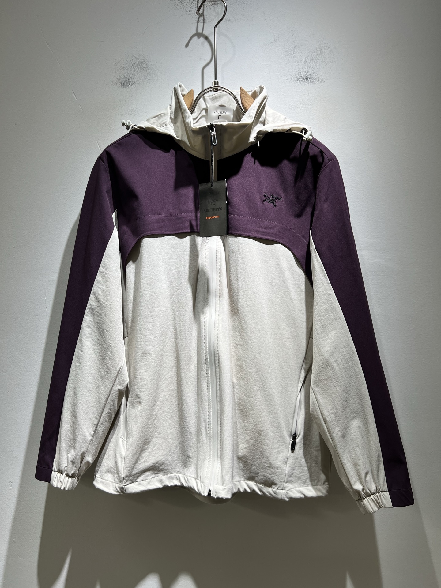 NO:523337,ARCTER*X Original Archaeological Bird 2025 autumn and winter new men and women's same jacket jacket, outdoor brands may first think of Canadian goose and Archaeological Bird. It gives people a feeling of trying out the label!  In addition to being quite accomplished in style design, the most obvious or most expert should be to have deeper and unique insights and attainments in fabrics. Through continuous structural research and problem-solving, and characterized by unique research on fabrics, these alone are enough to support it to become the first-rate new logo brand image in the clothing manufacturing industry. This model is made of quick-drying fabric!  Through precision, the hand feels smooth and soft, and both has natural beauty and comfort. The large body style is cut cleanly and cleanly, and the fabric shows a different hazy structural beauty. It is made of exclusive mold customization. The fabric and its technology test the workers, can be smooth and smooth without wrinkles!  Embroidery design on chest logo pattern!  It really tests the handmade work of every master!  It makes the overall clean and neat, without leaving any thread. Now the neutrality that pursues life is more refined in life!  Size M-3XL, arc'teryx,jackets & coats,jackets & coats,alexander wang19860909ARCTER*X始*祖鸟 2025秋冬新款男女同款夹克外套,户外品牌可能大家第一想到的就是加拿大鹅、始祖鸟.给人一种标签试的感觉！除了在款式设计上颇有造诣之外,最明显或者说最为拿手的,应该就是在面料上的拥有更深独特见解跟造诣了.通过不断地结构研究和问题处理,在以面料独特研究为特征,仅凭这些就已经足以支撑其成为服装制造行业中,首屈可数的新标志品牌形象.此款采用速干面料材质！通过精工手感细滑柔软,同时兼具自然美感跟舒适度.大身上版型裁剪简洁干净,面料上显现出了不一样朦胧的结构性美感来.独家开模定制而成,面料及其考验工人的技术,能做到平整服帖又不起皱！胸前logo图案刺绣设计！真的是很考验每位师傅的手工制作！使得整体干净利索,不留一丝线头.现在对于生活有所追求的中性也在生活中更为精致！尺码M-3XL,arc'teryx,jackets & coats,jackets & coats,alexander wang,Men's clothing