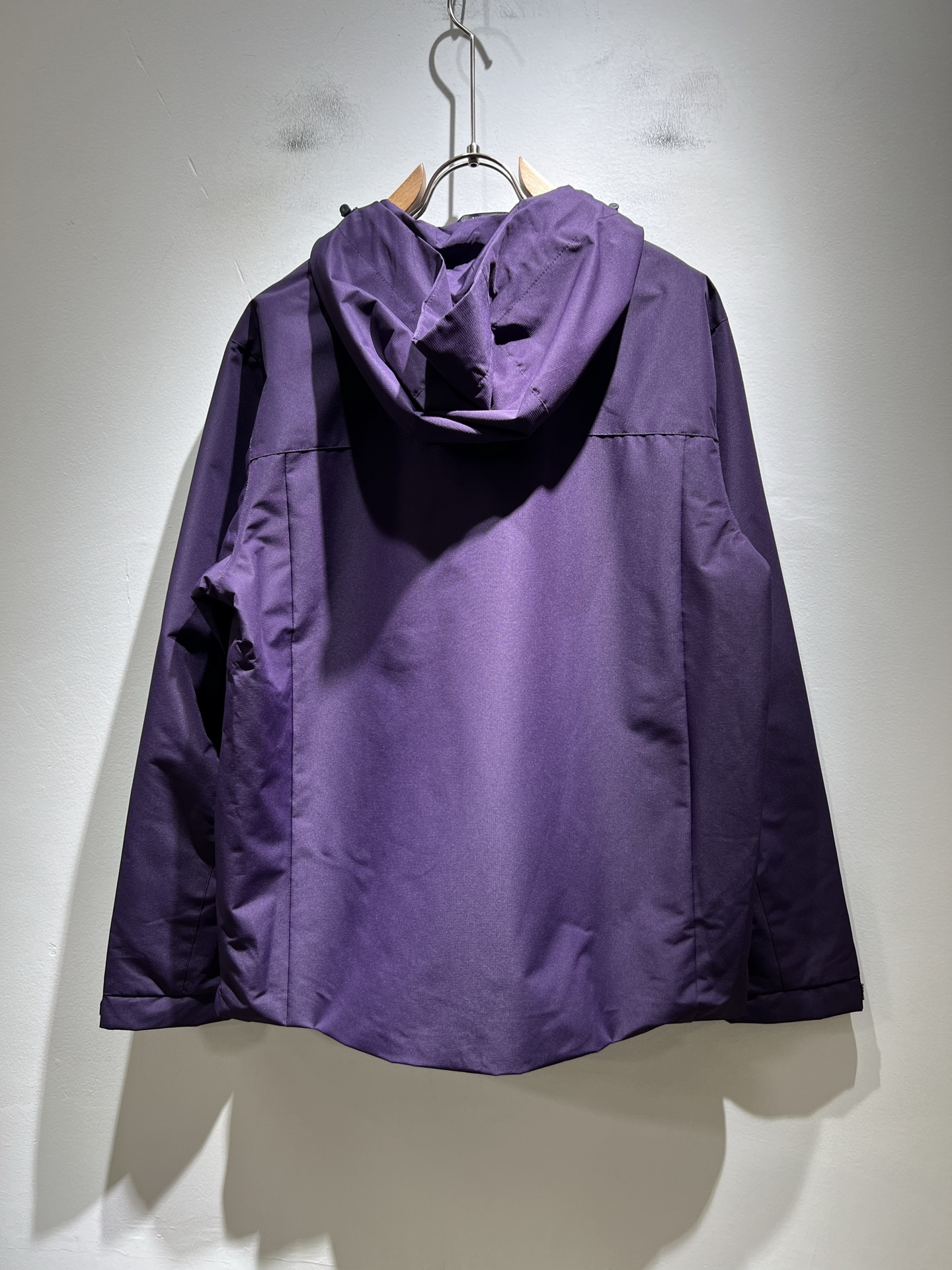 BURBER*Y巴*莉2025秋冬新品夹克外套重磅来袭，最近比较火热的环保聚酯纤维记忆面料制作而成，高端