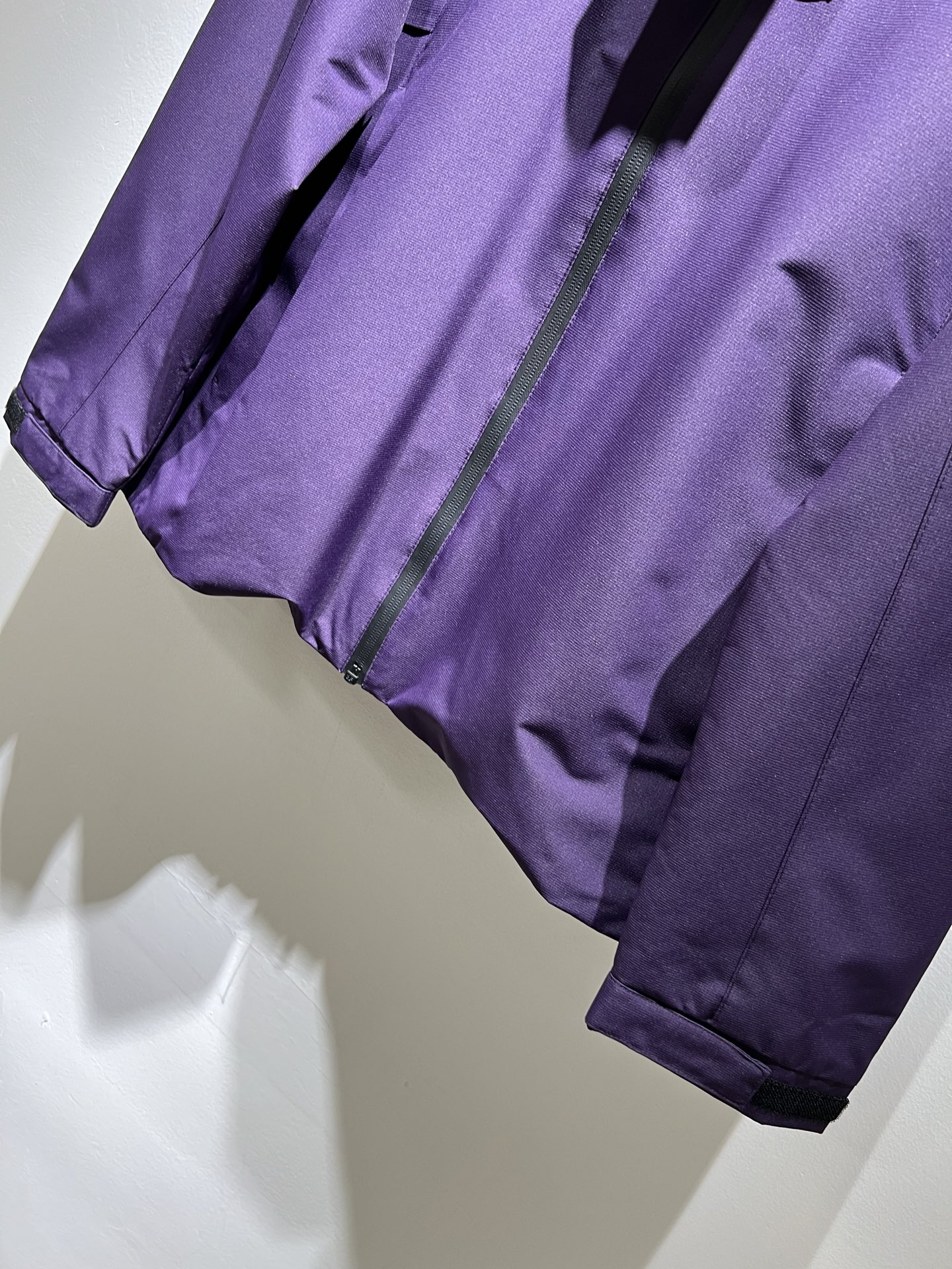 BURBER*Y巴*莉2025秋冬新品夹克外套重磅来袭，最近比较火热的环保聚酯纤维记忆面料制作而成，高端