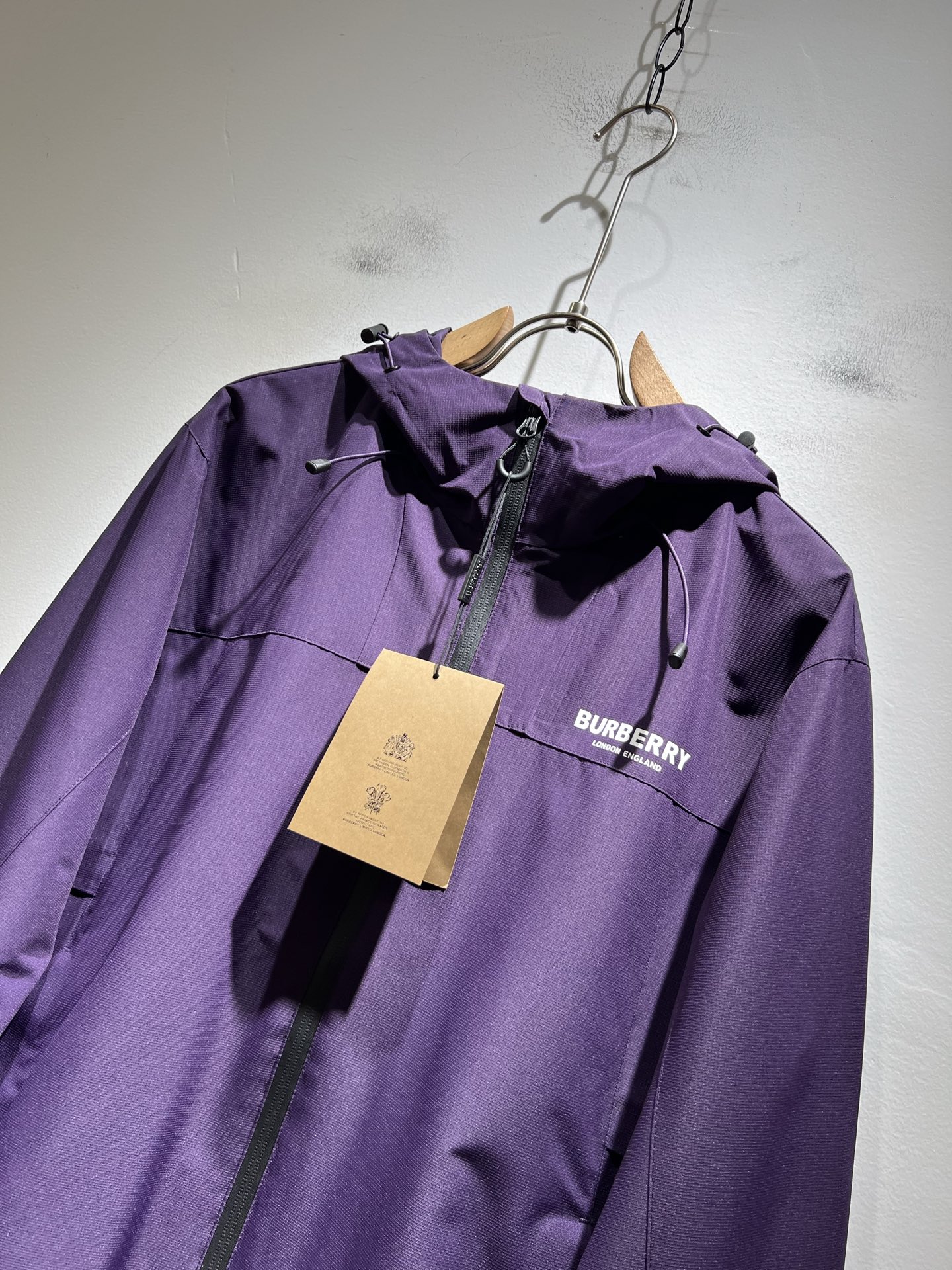 BURBER*Y巴*莉2025秋冬新品夹克外套重磅来袭，最近比较火热的环保聚酯纤维记忆面料制作而成，高端