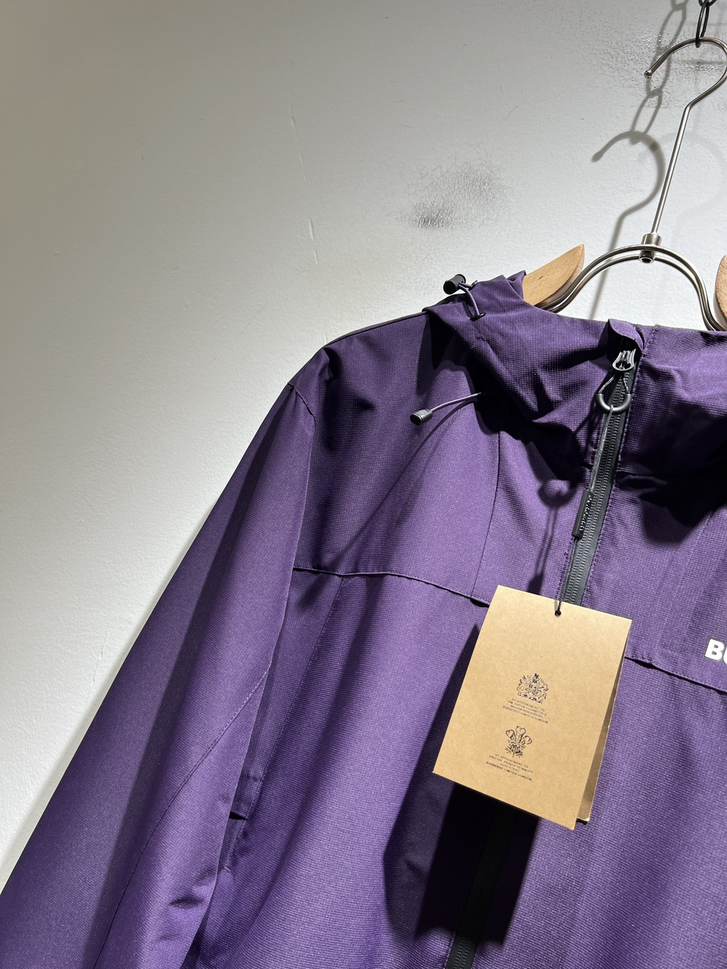 BURBER*Y巴*莉2025秋冬新品夹克外套重磅来袭，最近比较火热的环保聚酯纤维记忆面料制作而成，高端