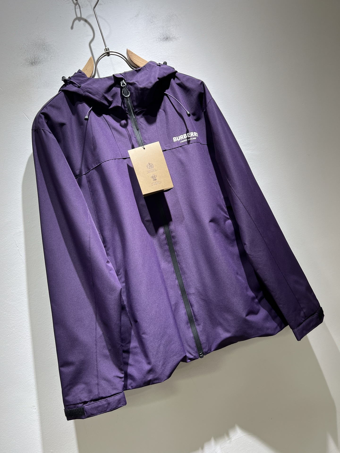 BURBER*Y巴*莉2025秋冬新品夹克外套重磅来袭，最近比较火热的环保聚酯纤维记忆面料制作而成，高端