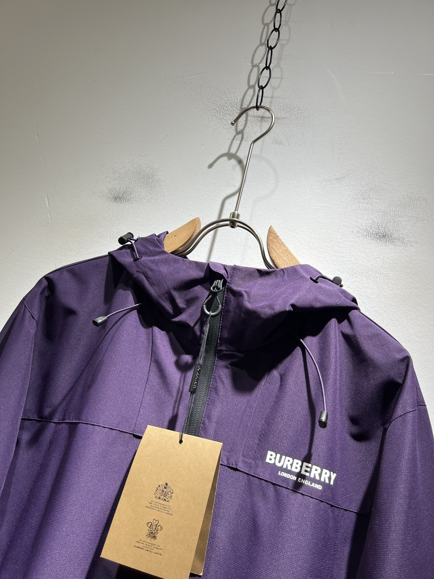 BURBER*Y巴*莉2025秋冬新品夹克外套重磅来袭，最近比较火热的环保聚酯纤维记忆面料制作而成，高端