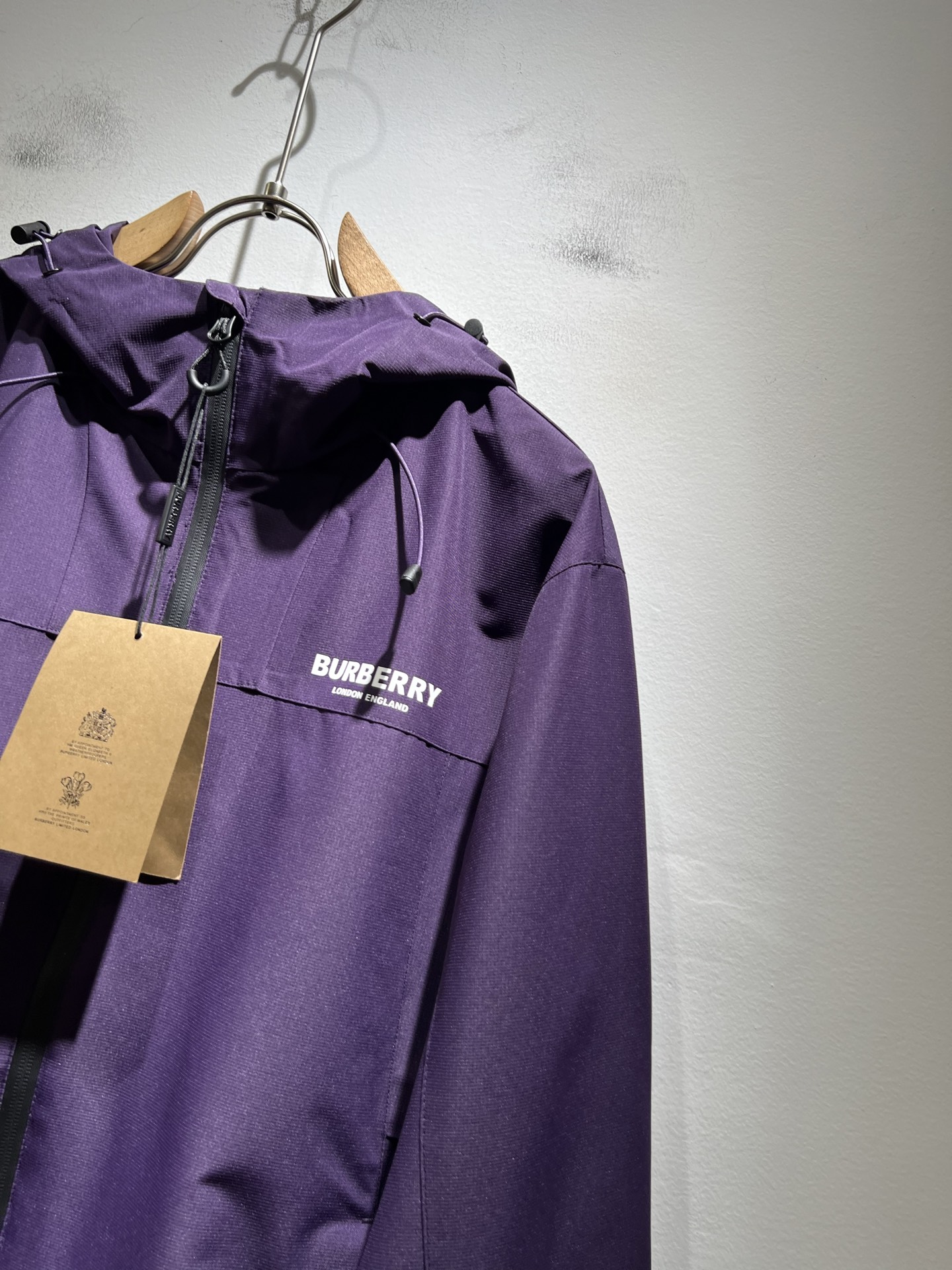 BURBER*Y巴*莉2025秋冬新品夹克外套重磅来袭，最近比较火热的环保聚酯纤维记忆面料制作而成，高端