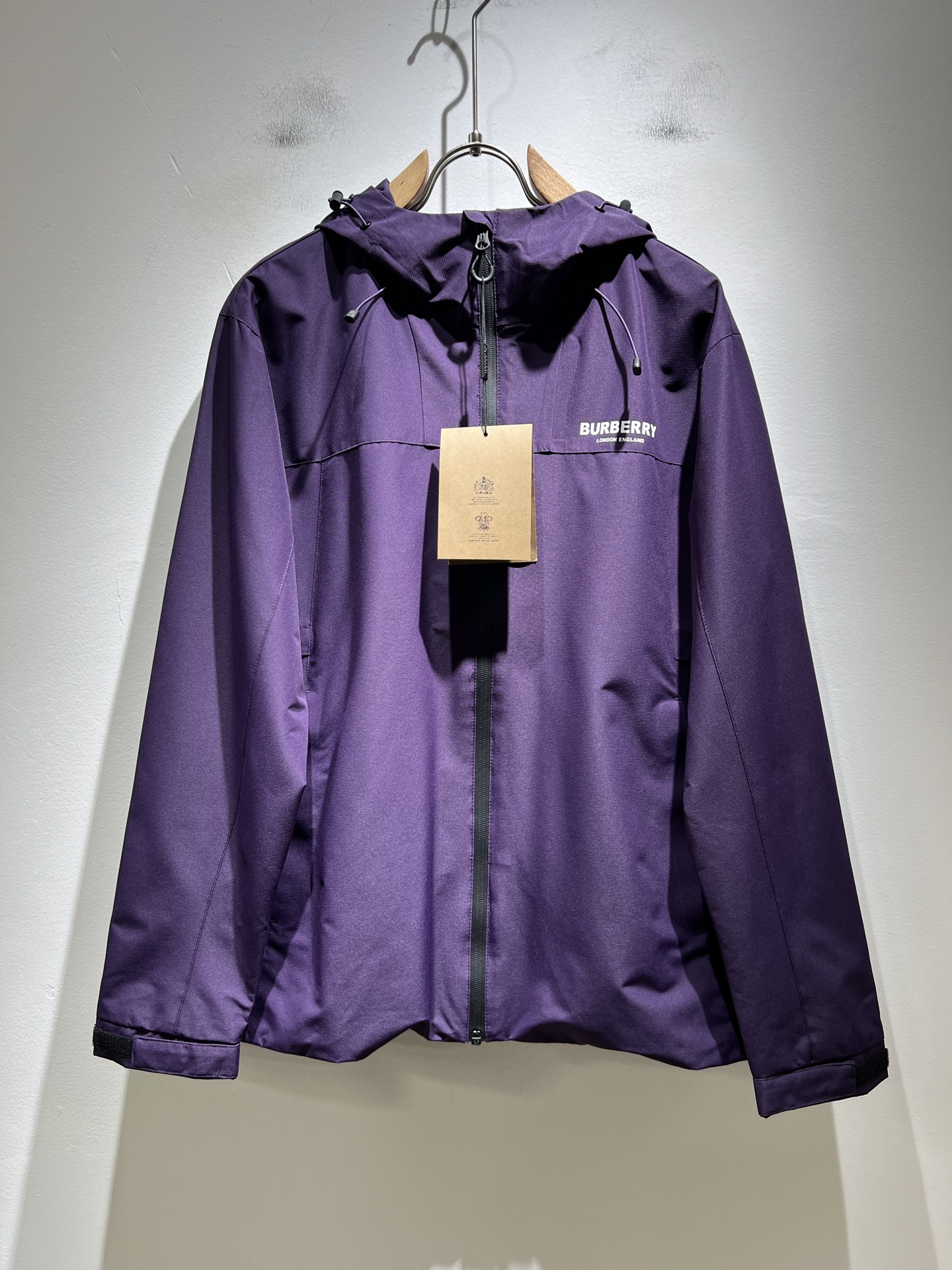 BURBER*Y巴*莉2025秋冬新品夹克外套重磅来袭，最近比较火热的环保聚酯纤维记忆面料制作而成，高端