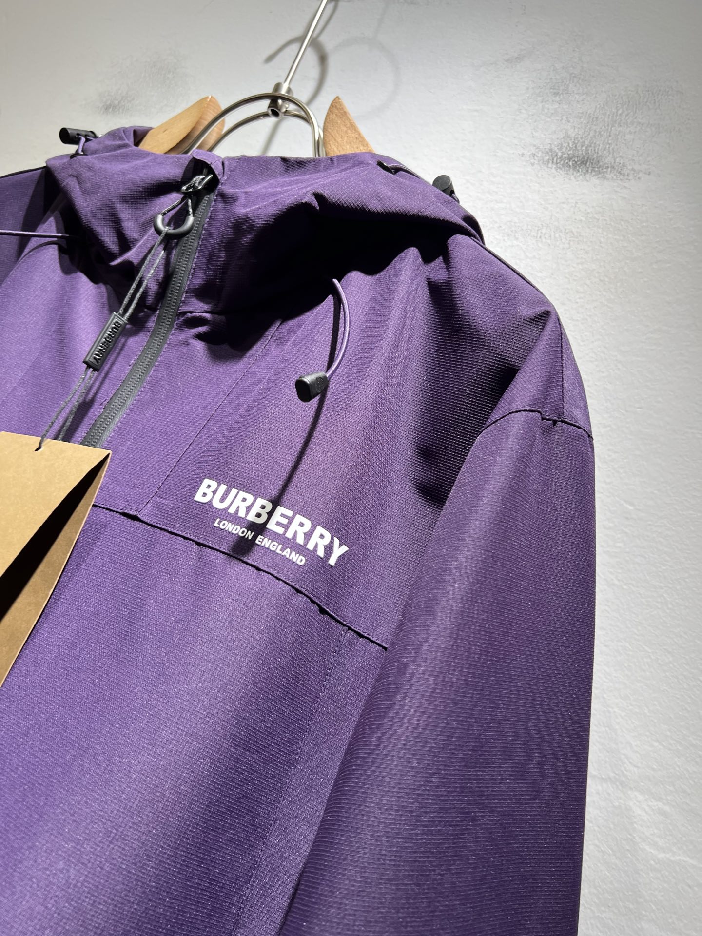 BURBER*Y巴*莉2025秋冬新品夹克外套重磅来袭，最近比较火热的环保聚酯纤维记忆面料制作而成，高端