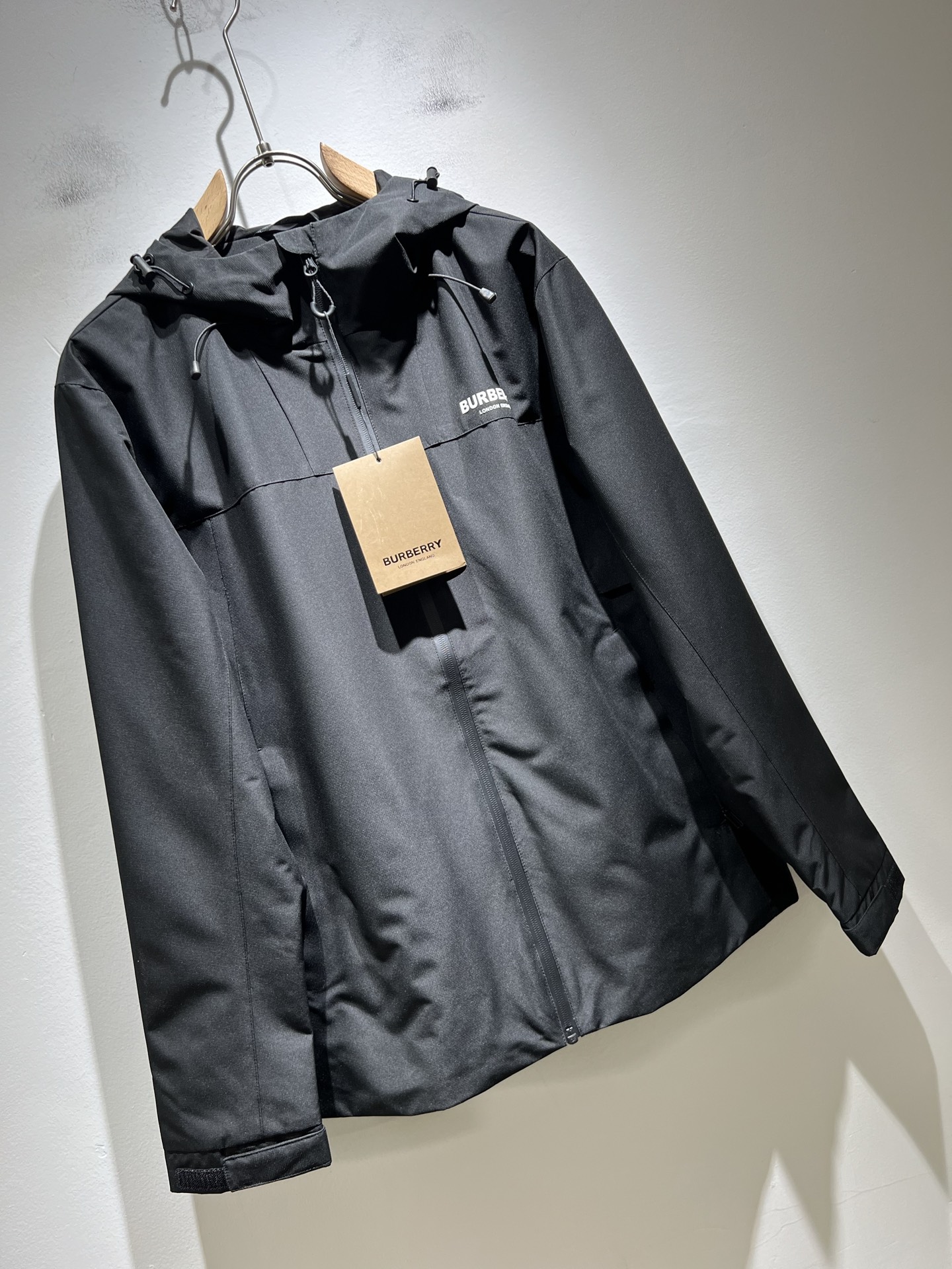 BURBER*Y巴*莉2025秋冬新品夹克外套重磅来袭，最近比较火热的环保聚酯纤维记忆面料制作而成，高端