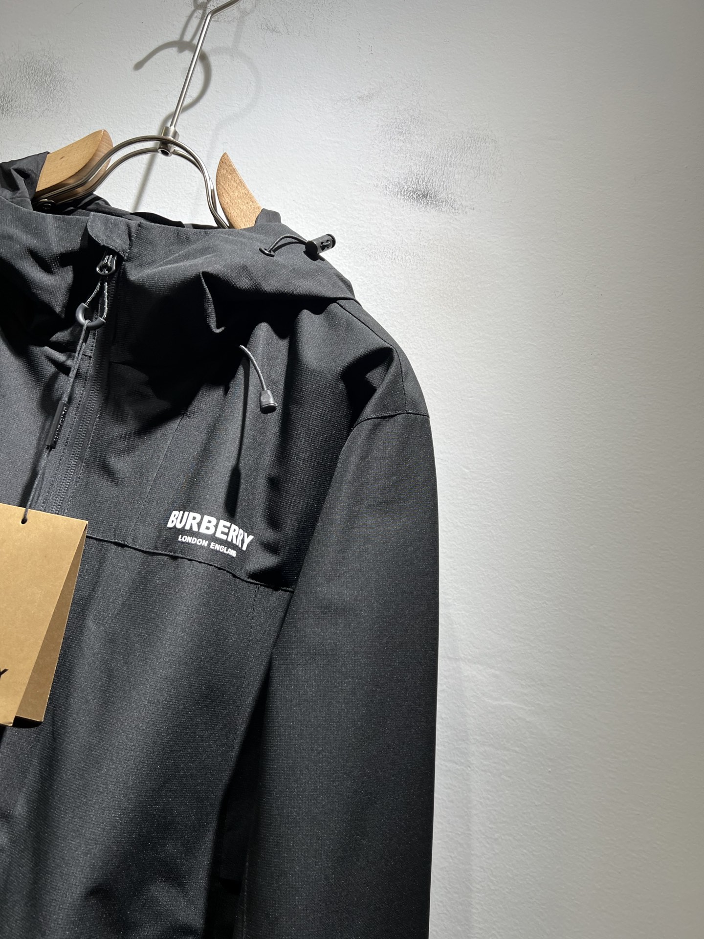 BURBER*Y巴*莉2025秋冬新品夹克外套重磅来袭，最近比较火热的环保聚酯纤维记忆面料制作而成，高端