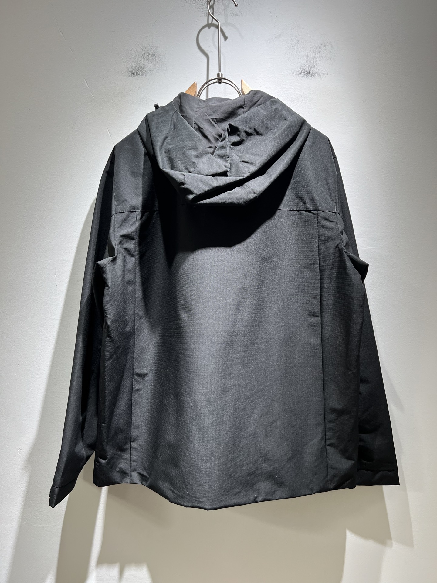 BURBER*Y巴*莉2025秋冬新品夹克外套重磅来袭，最近比较火热的环保聚酯纤维记忆面料制作而成，高端