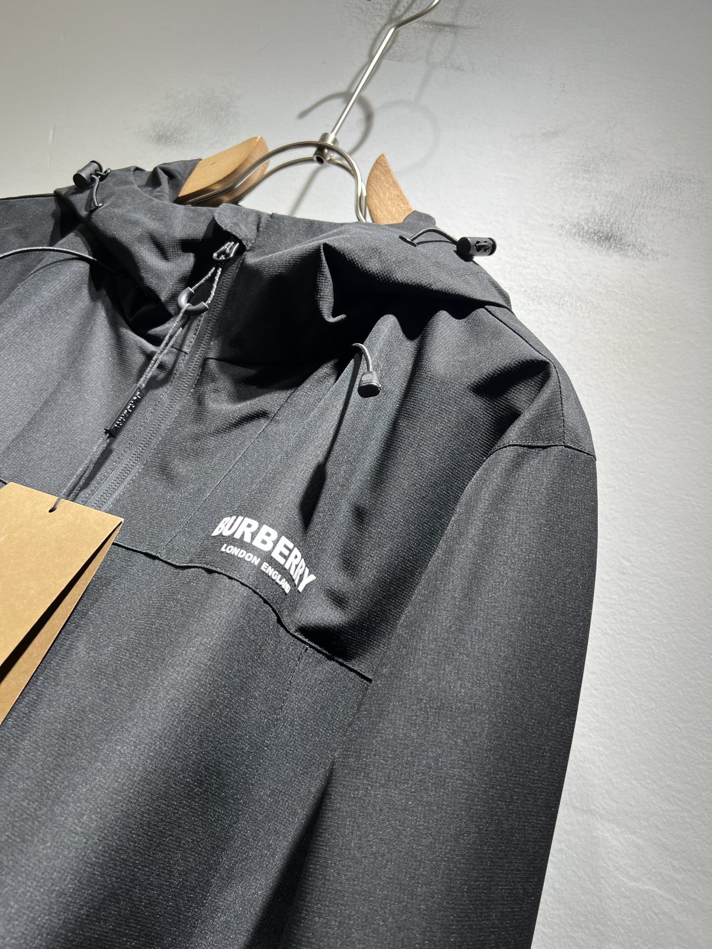 BURBER*Y巴*莉2025秋冬新品夹克外套重磅来袭，最近比较火热的环保聚酯纤维记忆面料制作而成，高端